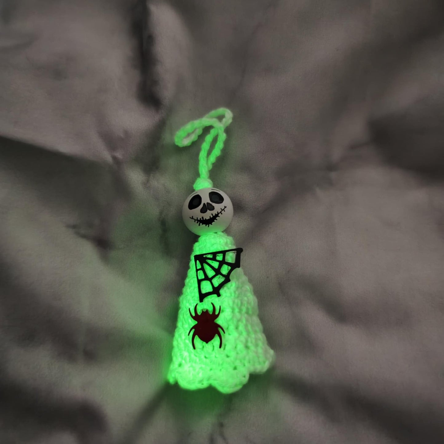 Glow in the dark! Gehäkelte Geisterwürmchen mit Leuchtgarn – Spukig, süß & handgemacht
