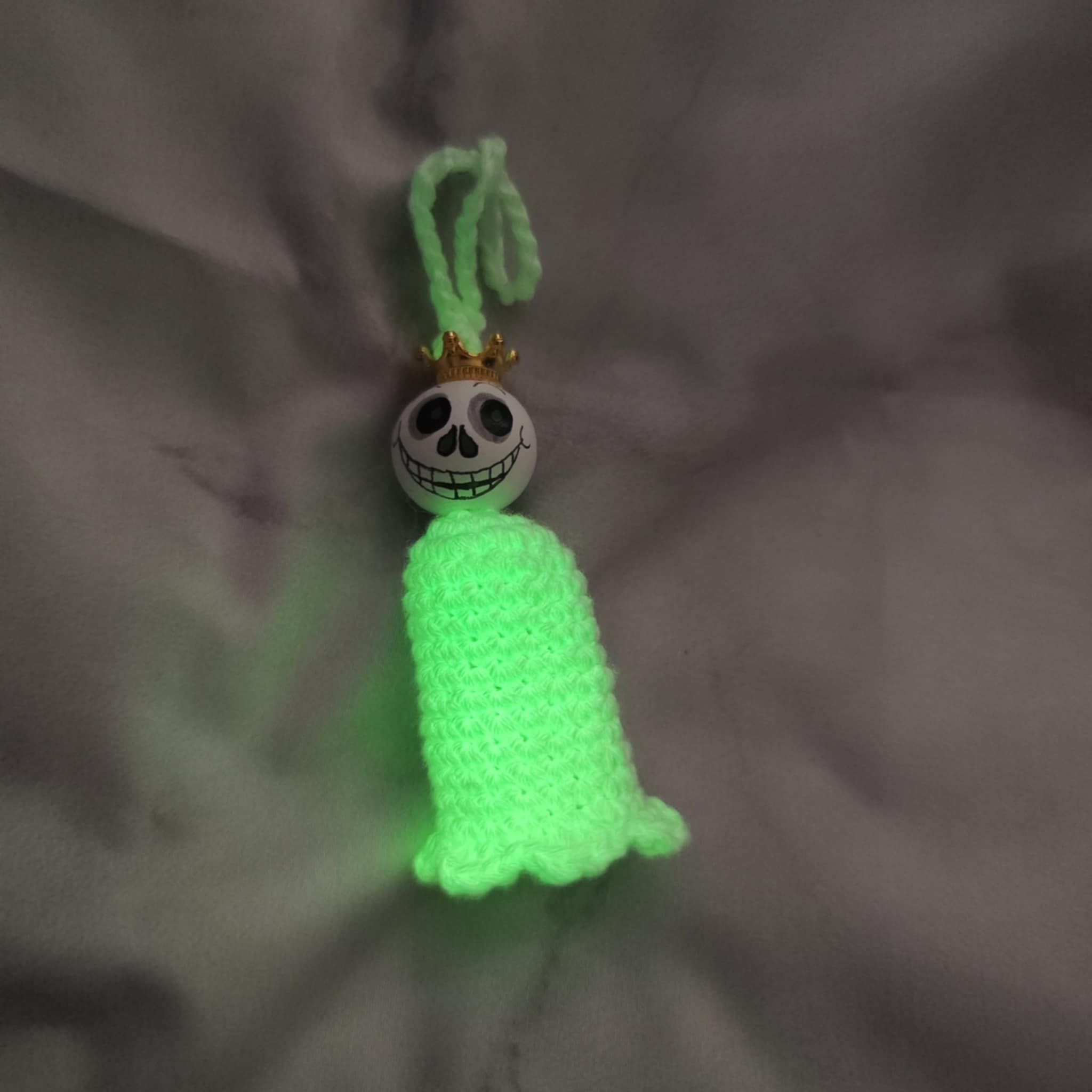 Glow in the dark! Gehäkelte Geisterwürmchen mit Leuchtgarn – Spukig, süß & handgemacht