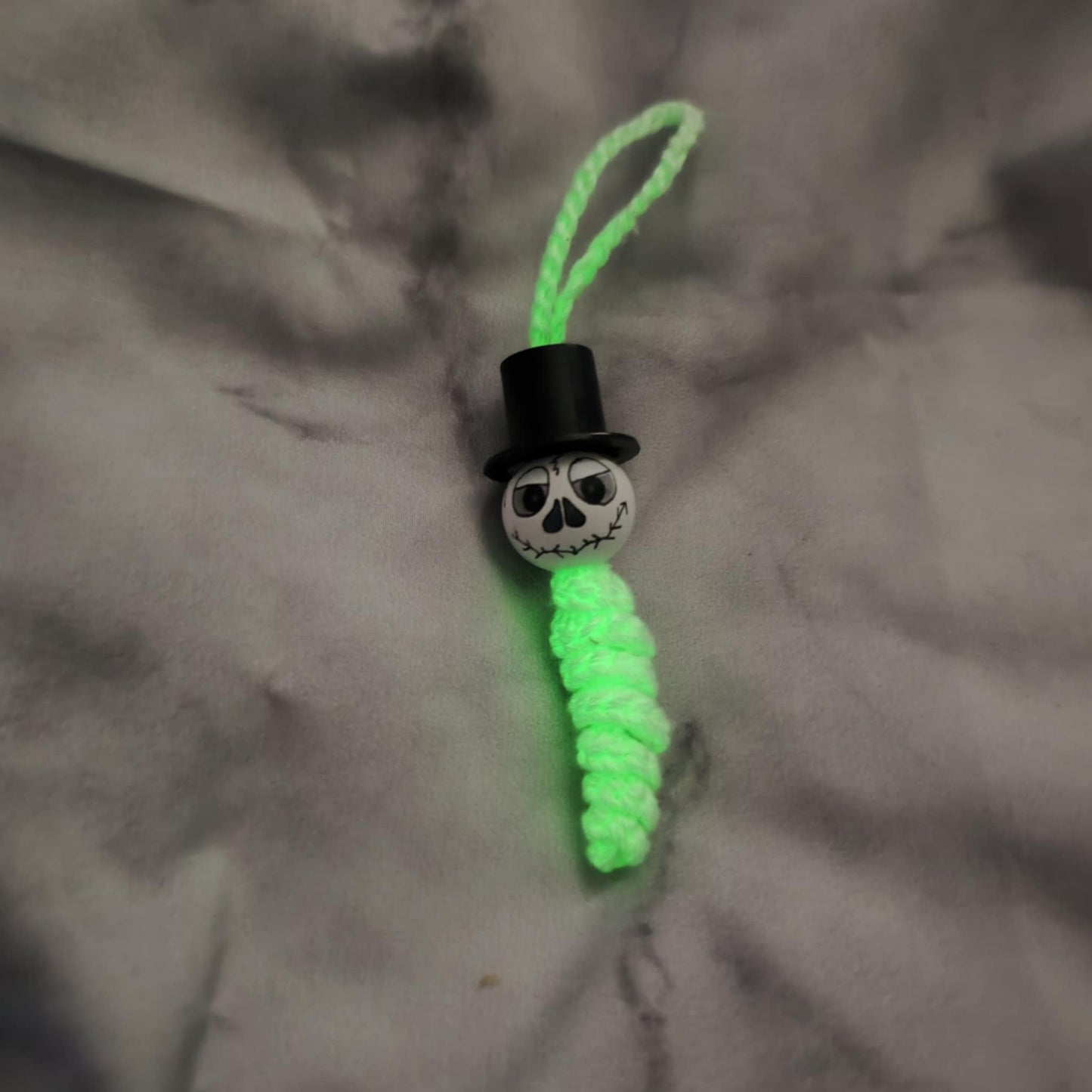 Glow in the dark! Gehäkelte Geisterwürmchen mit Leuchtgarn – Spukig, süß & handgemacht