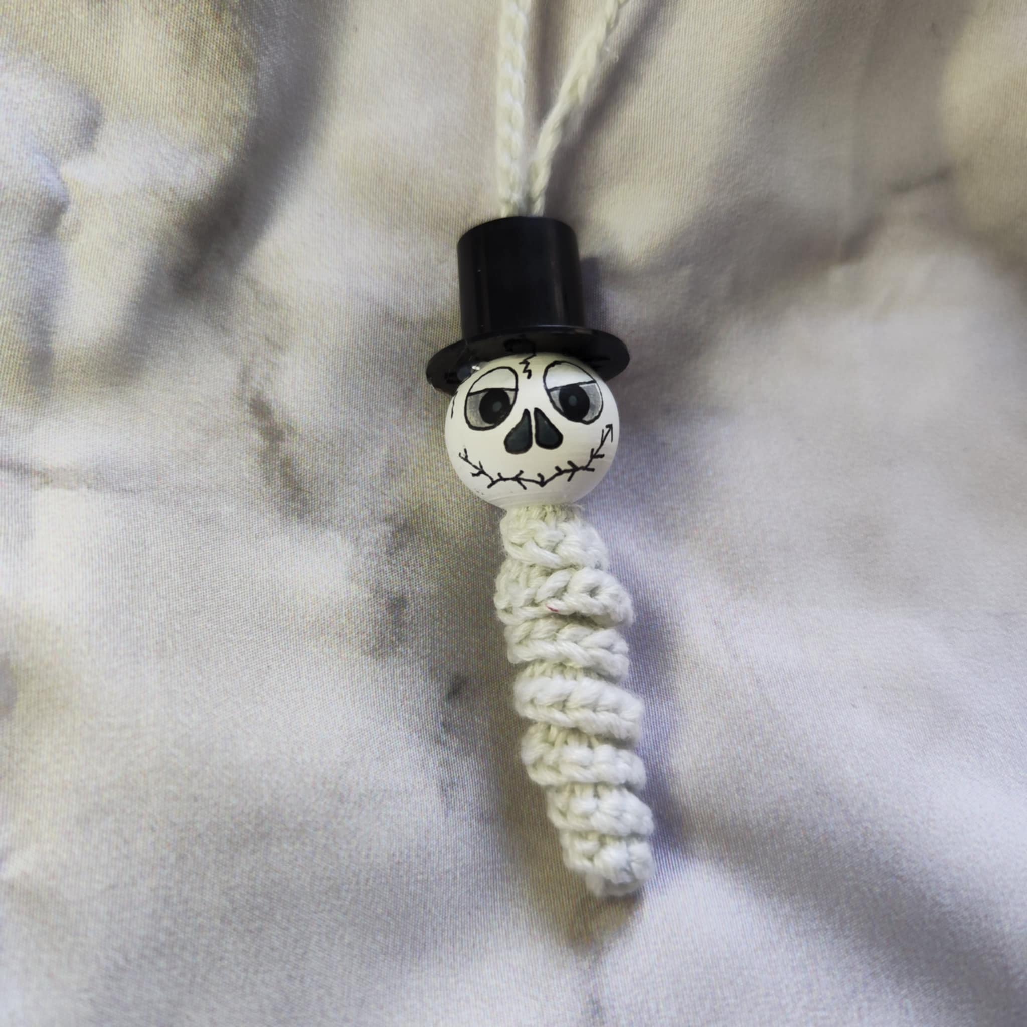 Glow in the dark! Gehäkelte Geisterwürmchen mit Leuchtgarn – Spukig, süß & handgemacht