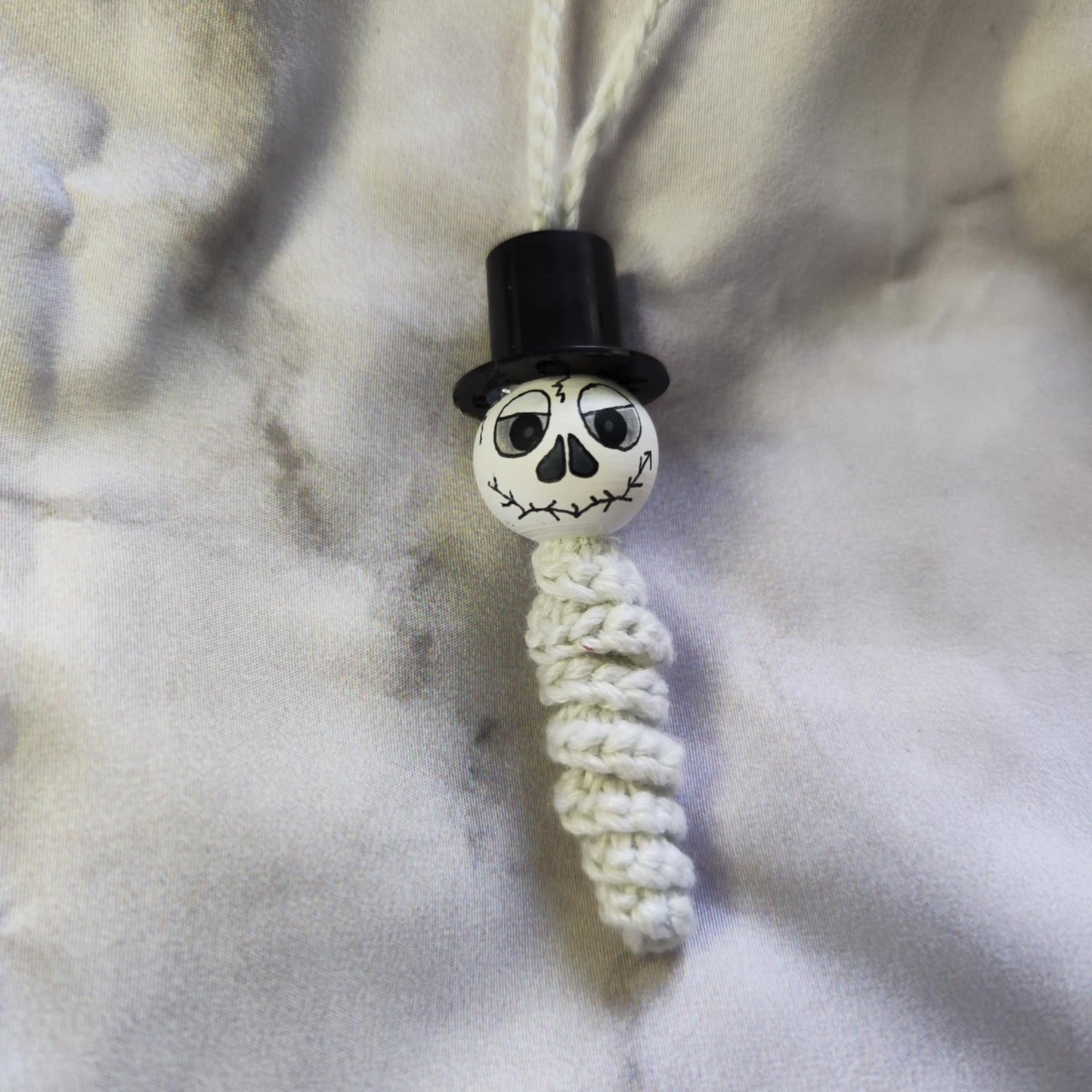 Glow in the dark! Gehäkelte Geisterwürmchen mit Leuchtgarn – Spukig, süß & handgemacht