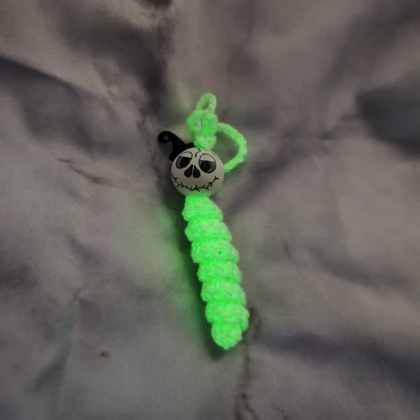 Glow in the dark! Gehäkelte Geisterwürmchen mit Leuchtgarn – Spukig, süß & handgemacht