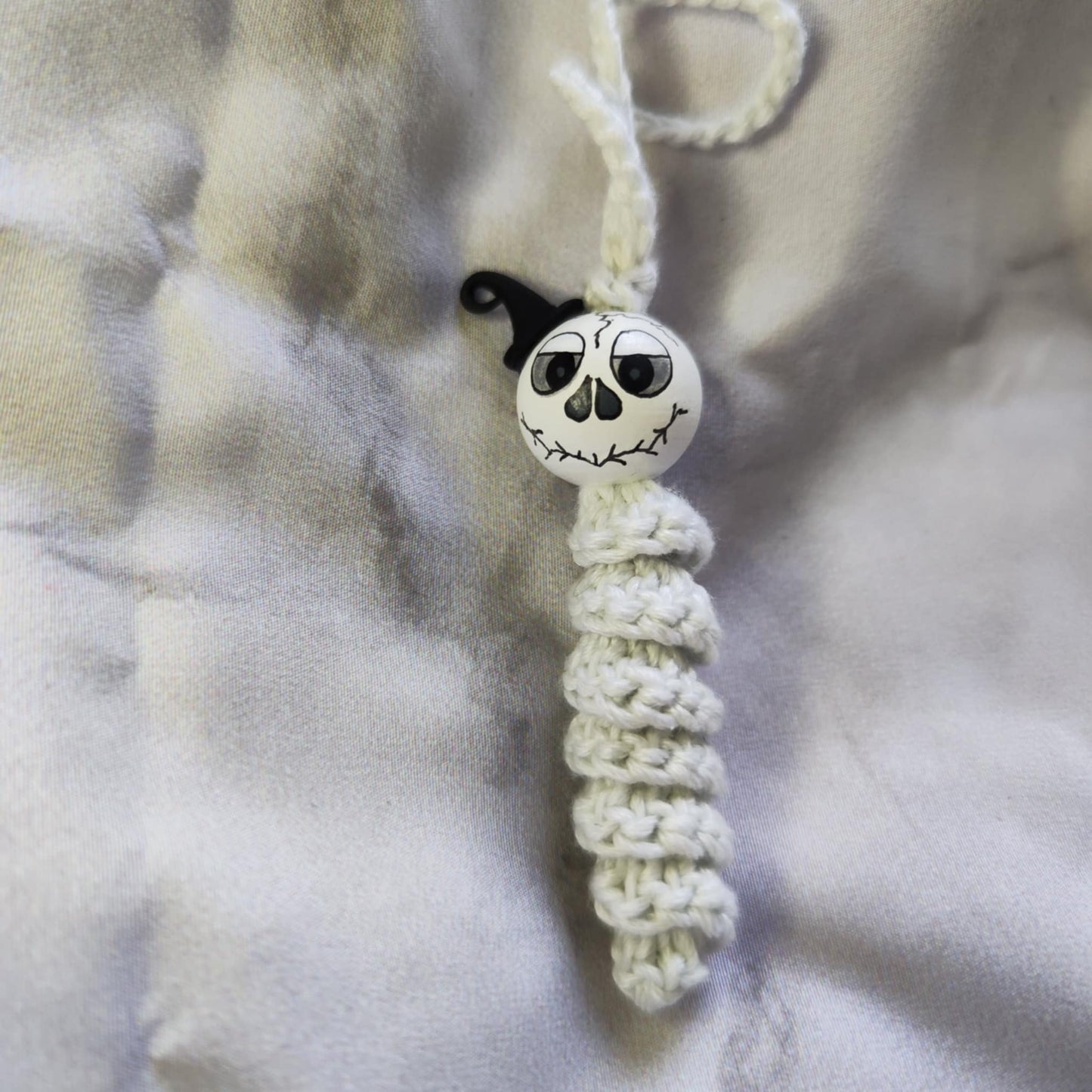 Glow in the dark! Gehäkelte Geisterwürmchen mit Leuchtgarn – Spukig, süß & handgemacht