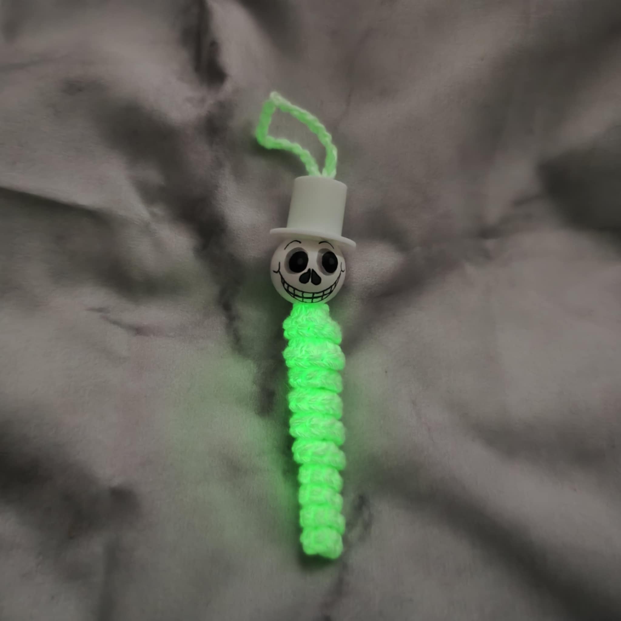 Glow in the dark! Gehäkelte Geisterwürmchen mit Leuchtgarn – Spukig, süß & handgemacht