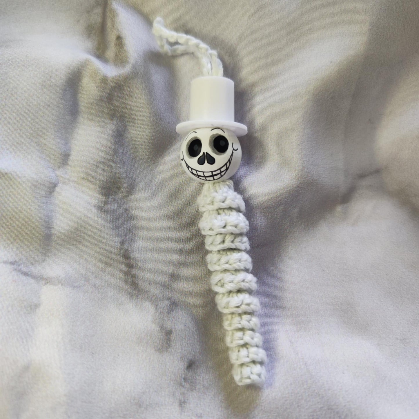 Glow in the dark! Gehäkelte Geisterwürmchen mit Leuchtgarn – Spukig, süß & handgemacht