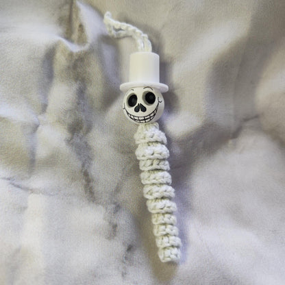 Glow in the dark! Gehäkelte Geisterwürmchen mit Leuchtgarn – Spukig, süß & handgemacht