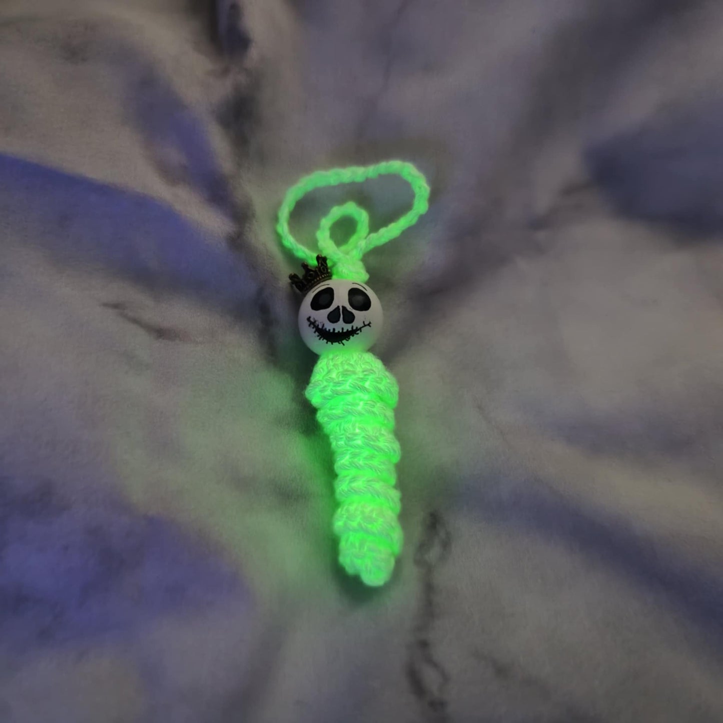 Glow in the dark! Gehäkelte Geisterwürmchen mit Leuchtgarn – Spukig, süß & handgemacht