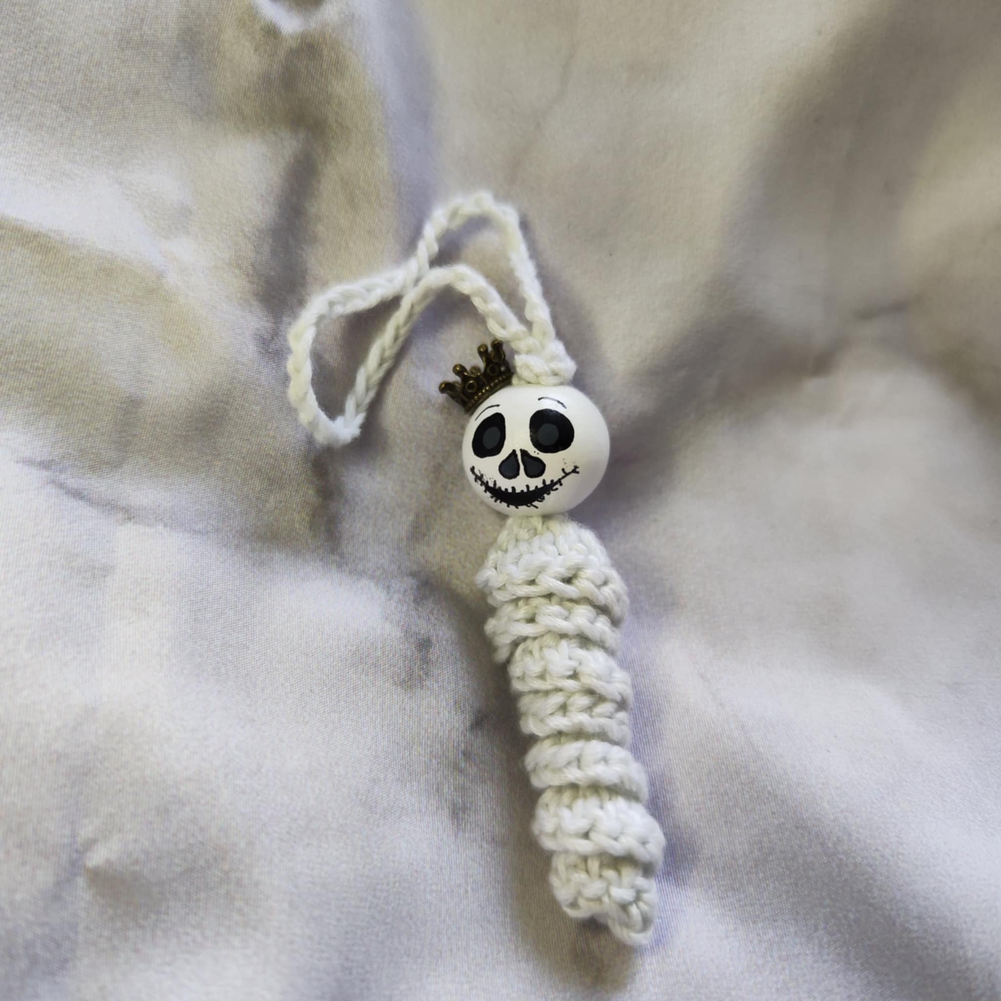 Glow in the dark! Gehäkelte Geisterwürmchen mit Leuchtgarn – Spukig, süß & handgemacht