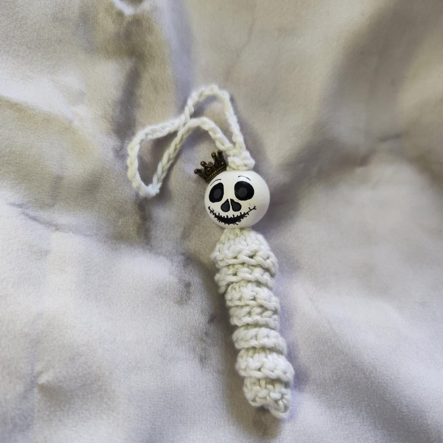 Glow in the dark! Gehäkelte Geisterwürmchen mit Leuchtgarn – Spukig, süß & handgemacht