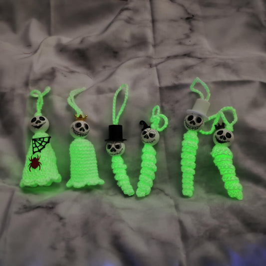 Glow in the dark! Gehäkelte Geisterwürmchen mit Leuchtgarn – Spukig, süß & handgemacht