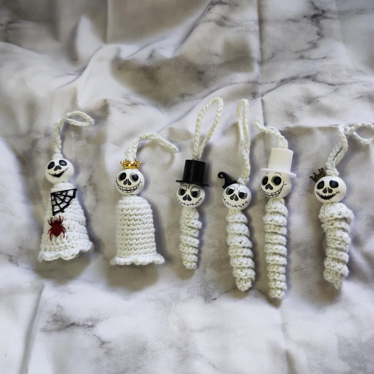 Glow in the dark! Gehäkelte Geisterwürmchen mit Leuchtgarn – Spukig, süß & handgemacht