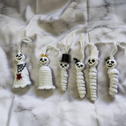 Glow in the dark! Gehäkelte Geisterwürmchen mit Leuchtgarn – Spukig, süß & handgemacht