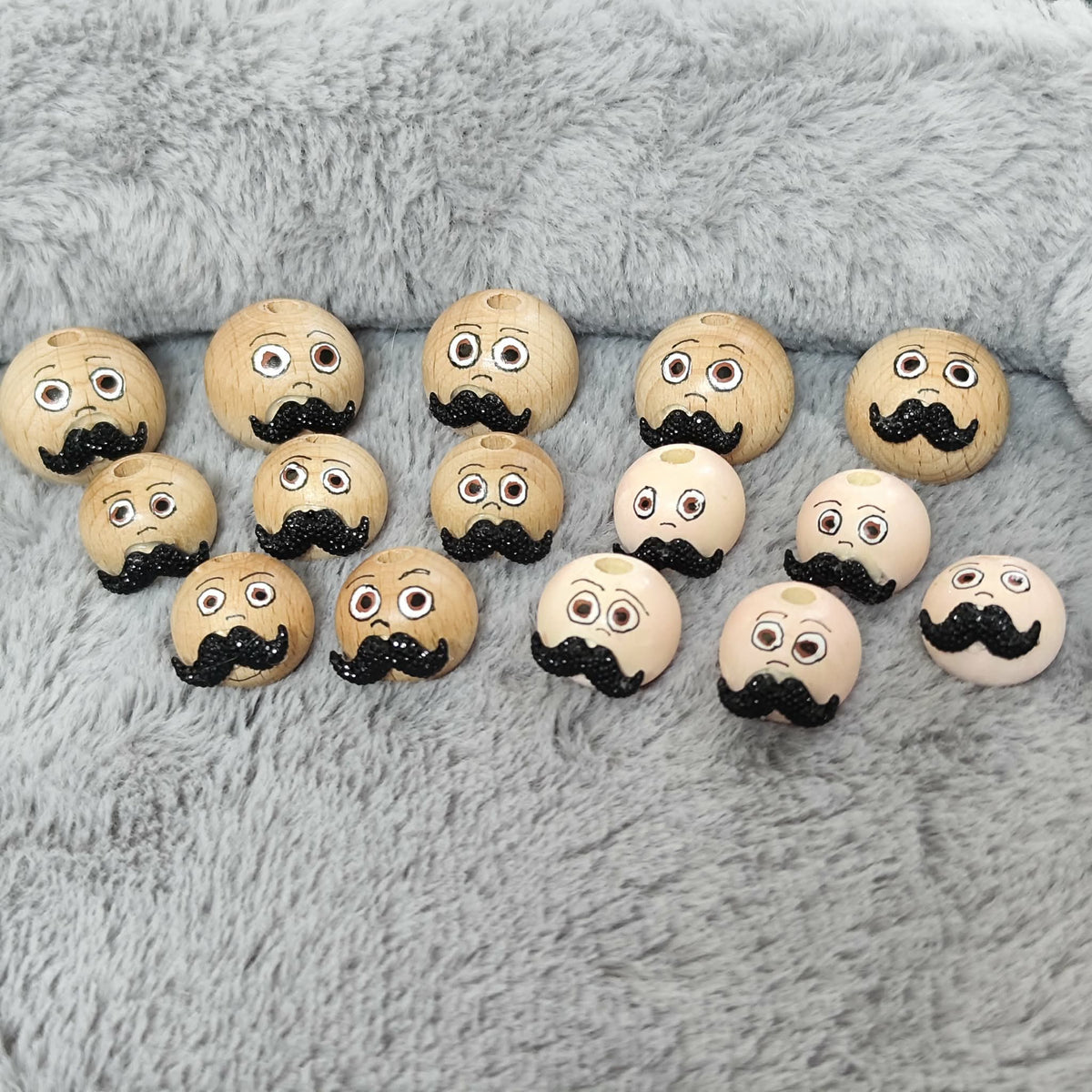 Nachschub! Gentleman – Handbemalte Holzköpfchen | Mit Glitzer-Schnurrbart