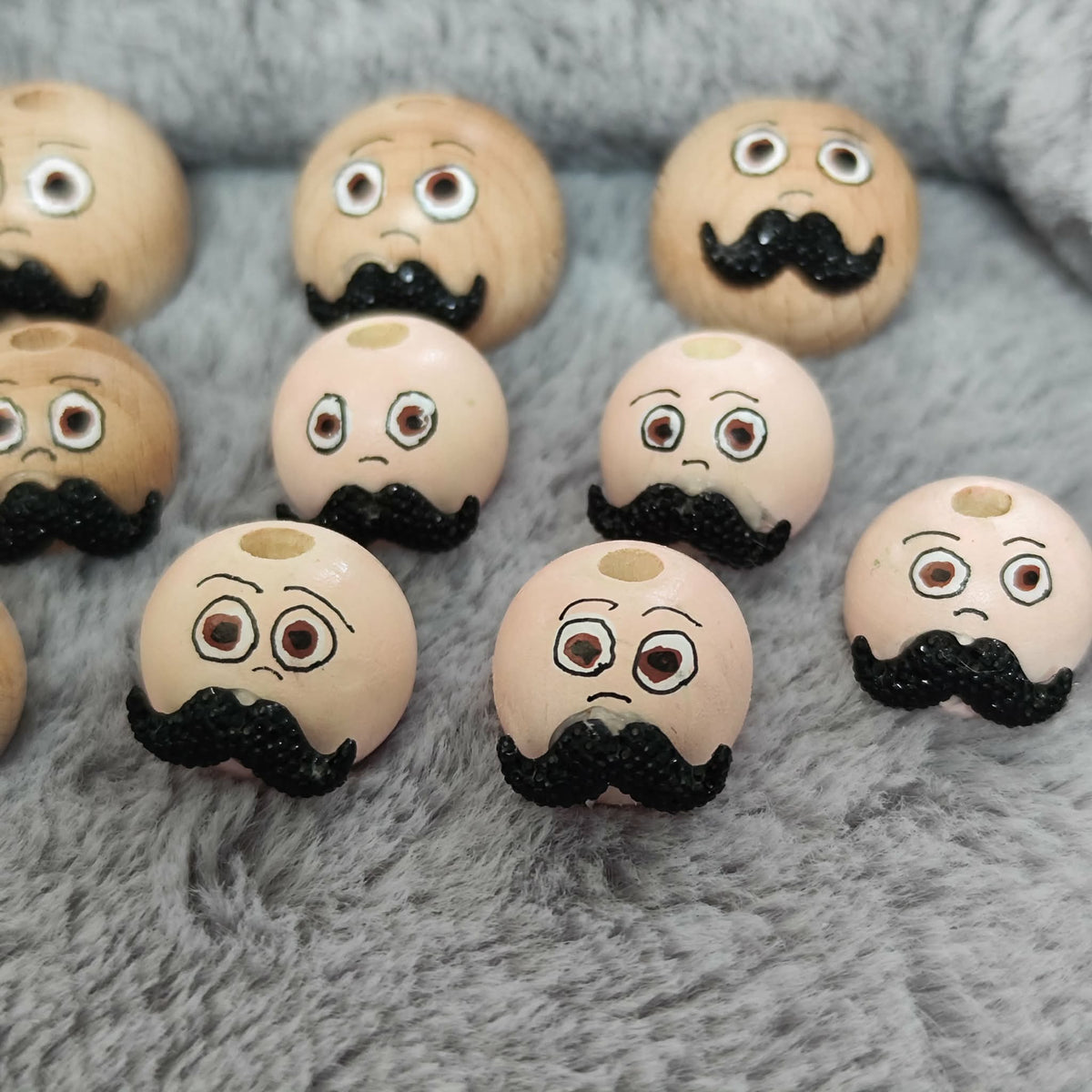 Nachschub! Gentleman – Handbemalte Holzköpfchen | Mit Glitzer-Schnurrbart