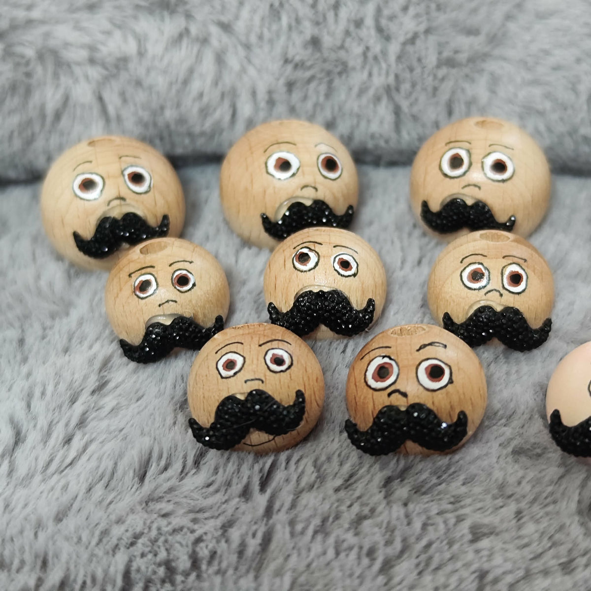 Nachschub! Gentleman – Handbemalte Holzköpfchen | Mit Glitzer-Schnurrbart