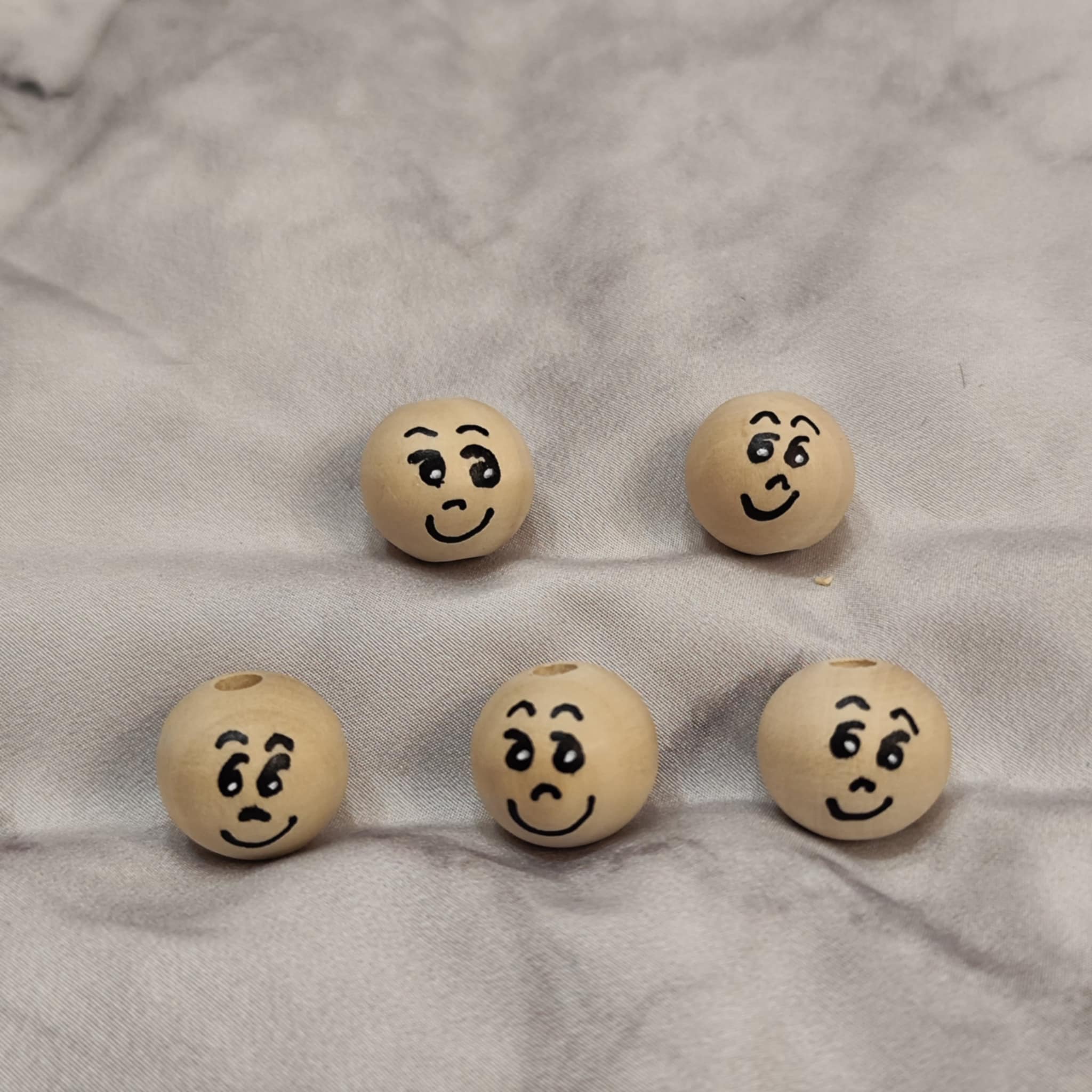 😊 5er Set Handbemalte Holzperlen – einfache Gesichter, vielseitig einsetzbar