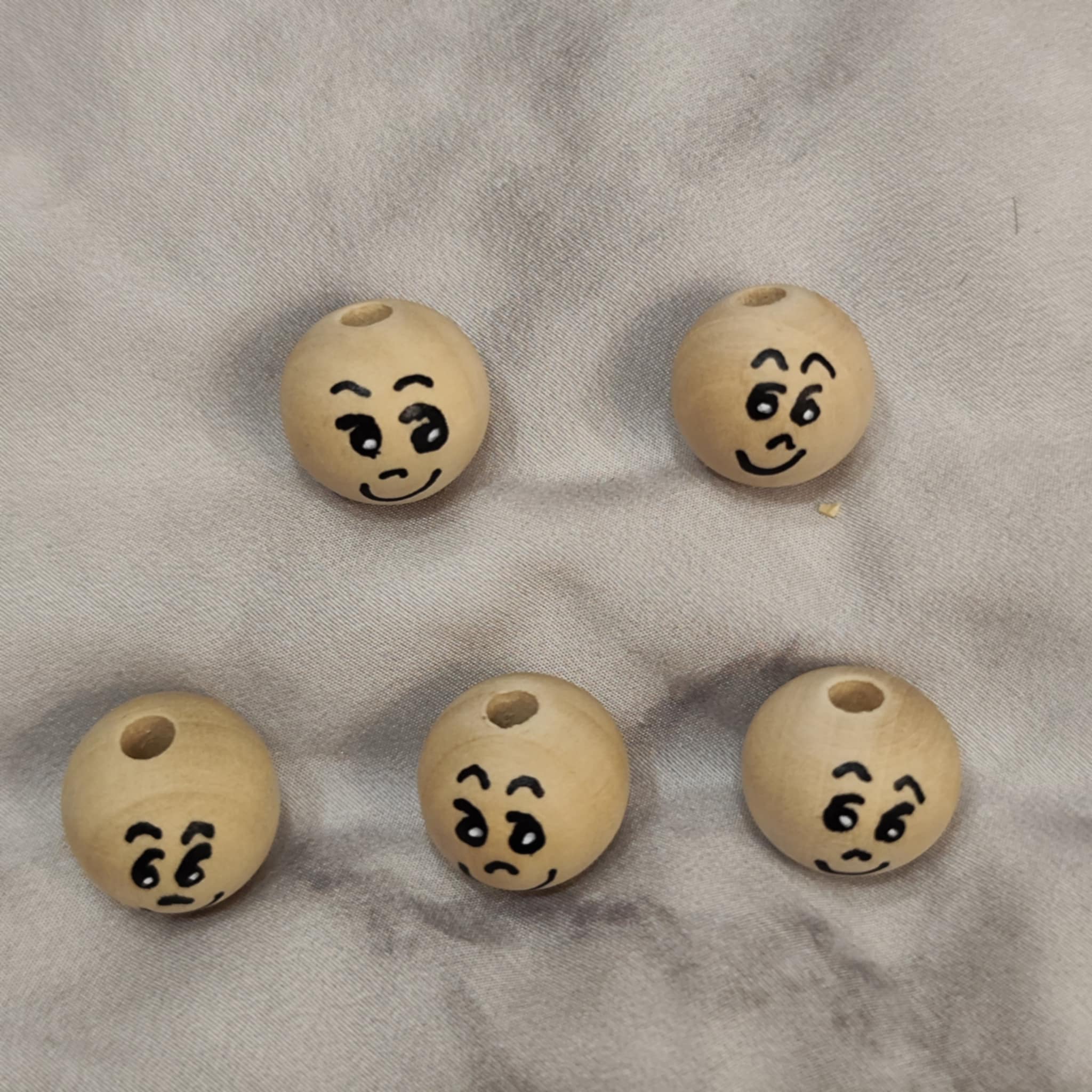 😊 5er Set Handbemalte Holzperlen – einfache Gesichter, vielseitig einsetzbar