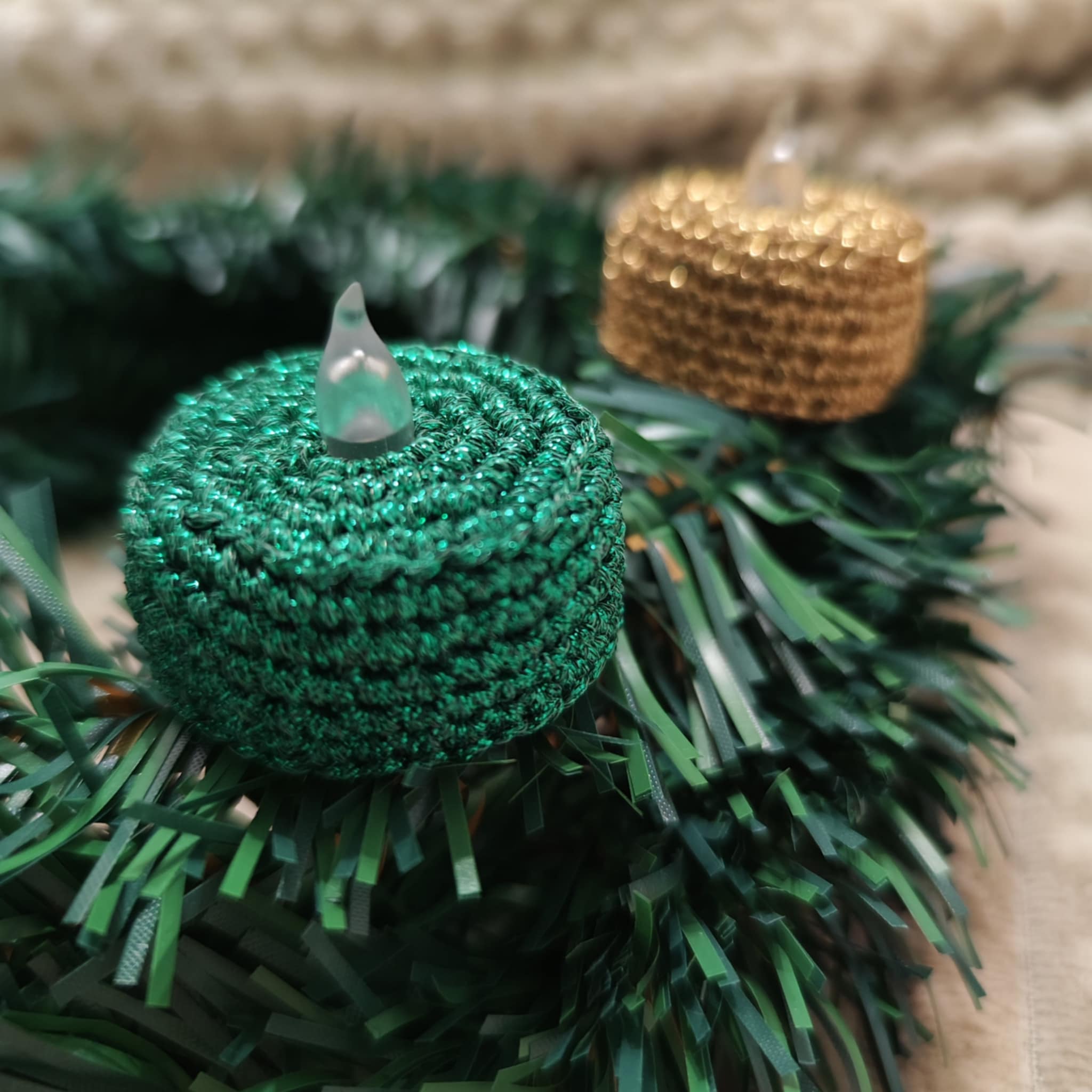 LED-Teelichter mit Glitzerwolle – handgehäkelt in Wunschfarbe