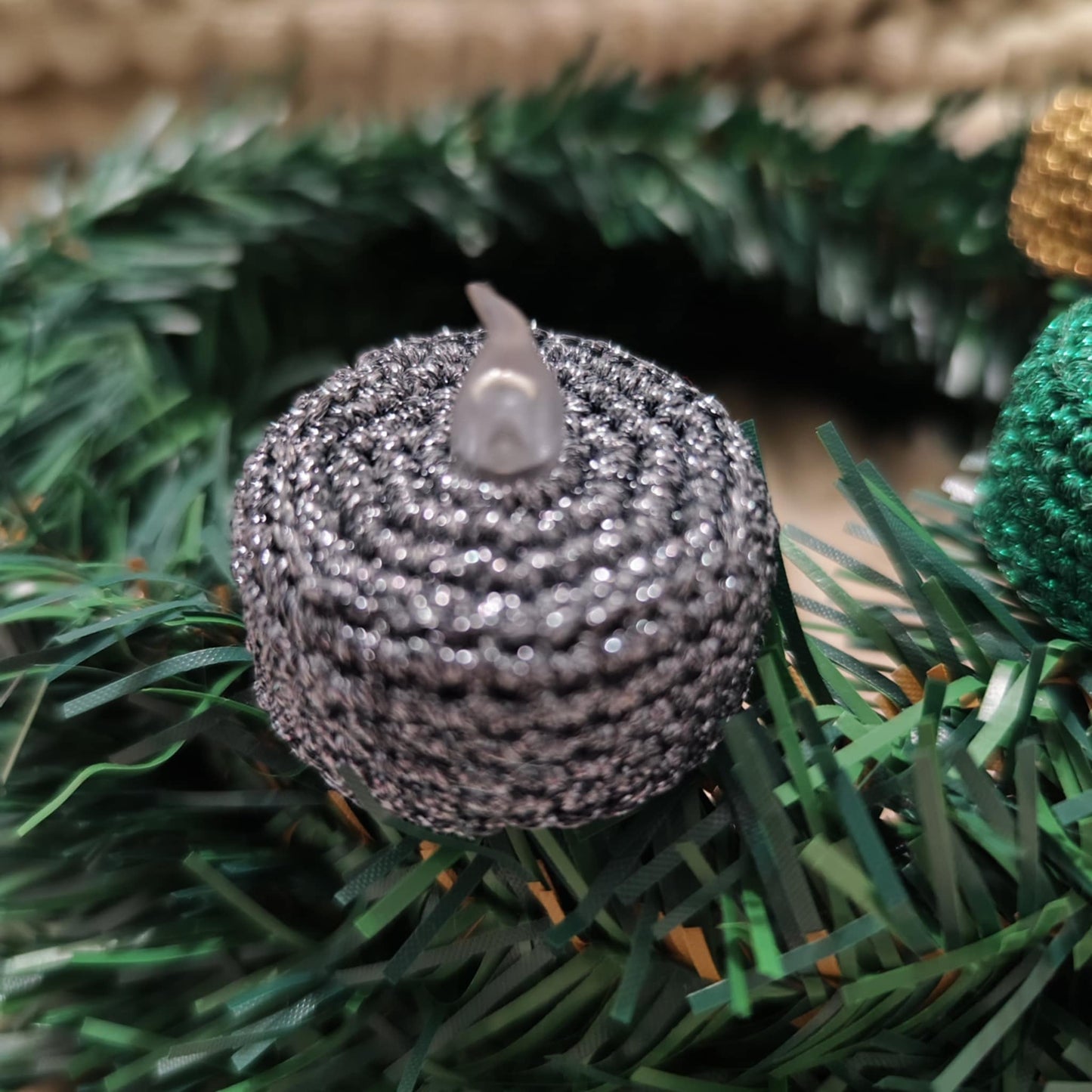 LED-Teelichter mit Glitzerwolle – handgehäkelt in Wunschfarbe