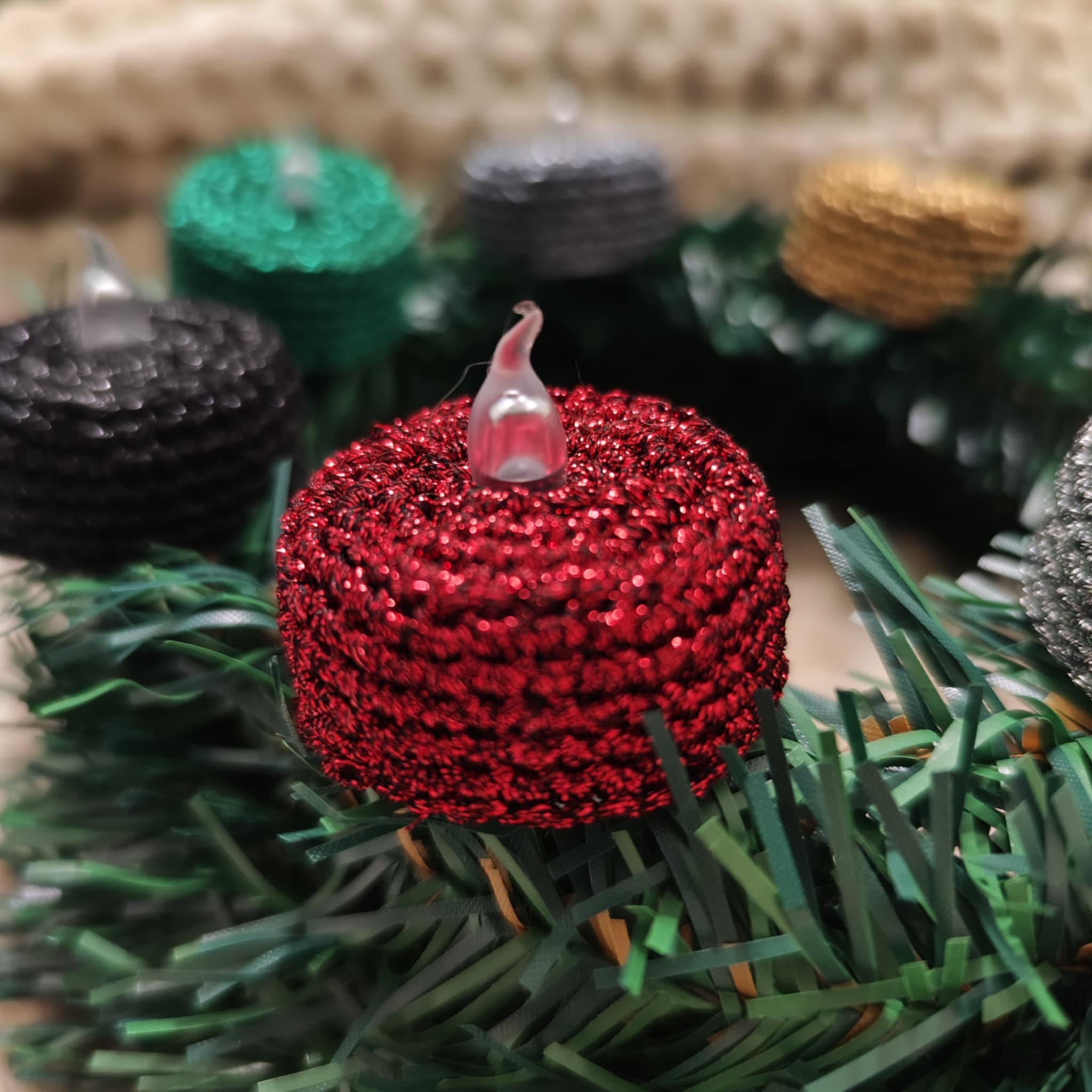 LED-Teelichter mit Glitzerwolle – handgehäkelt in Wunschfarbe