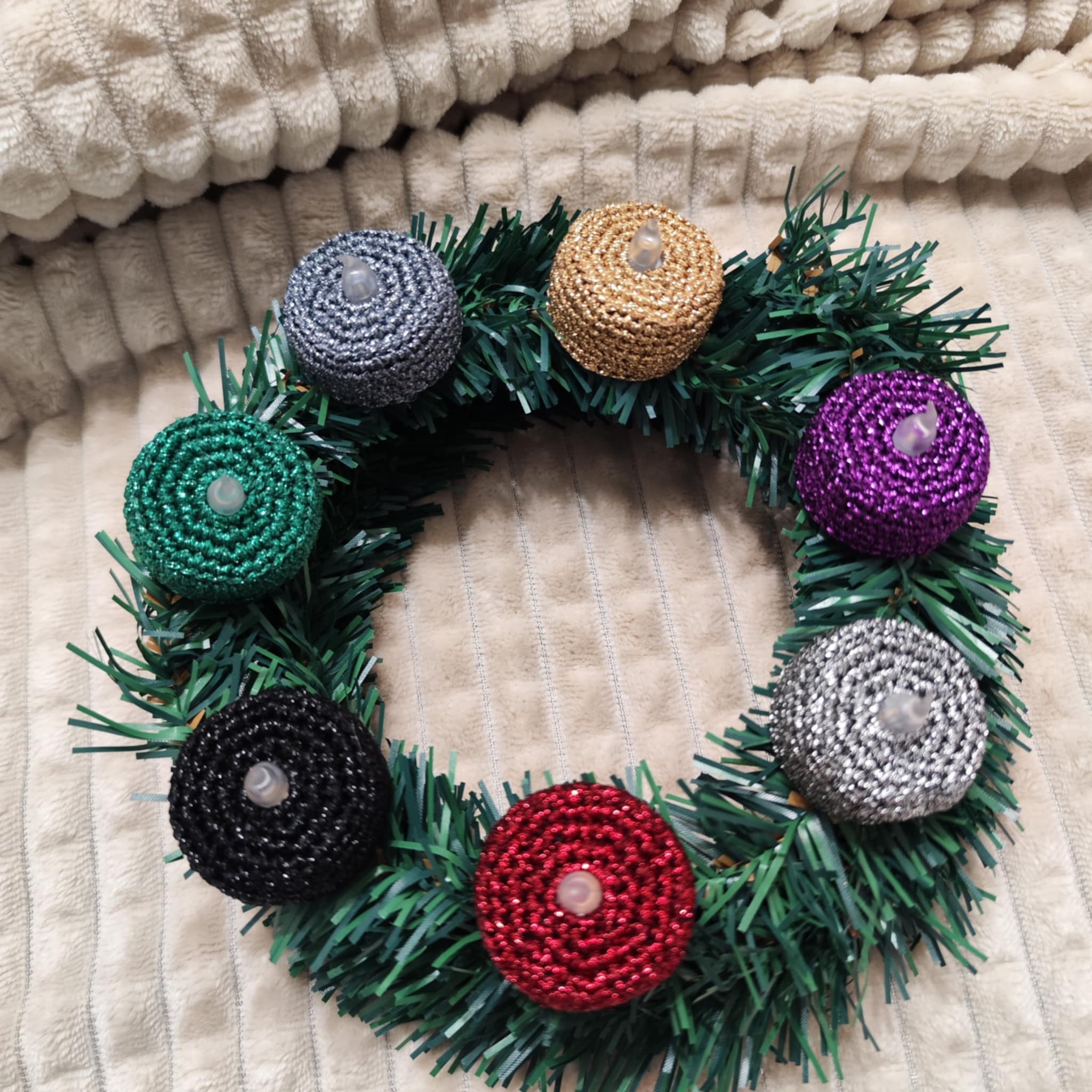 LED-Teelichter mit Glitzerwolle – handgehäkelt in Wunschfarbe