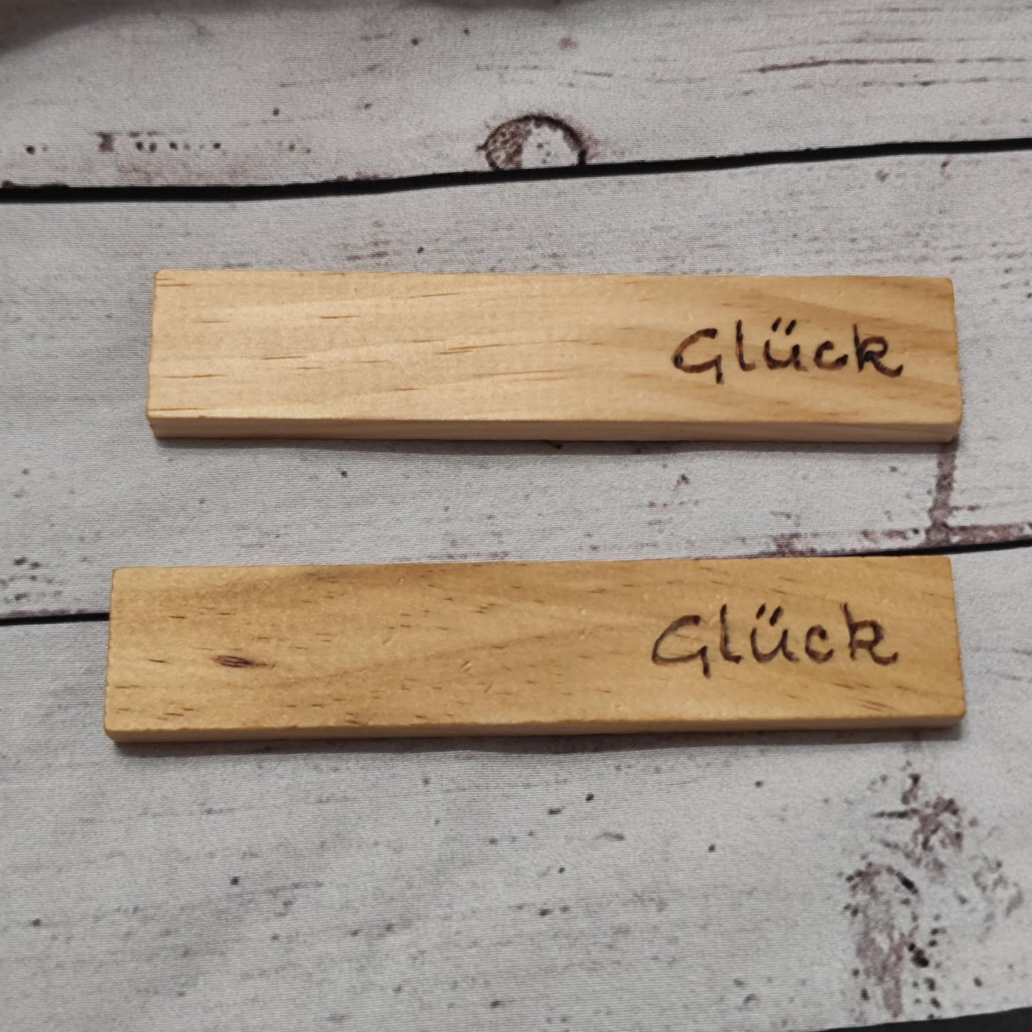 Holzklötzchen mit Brandmalerei – Deko & Geschenkanhänger