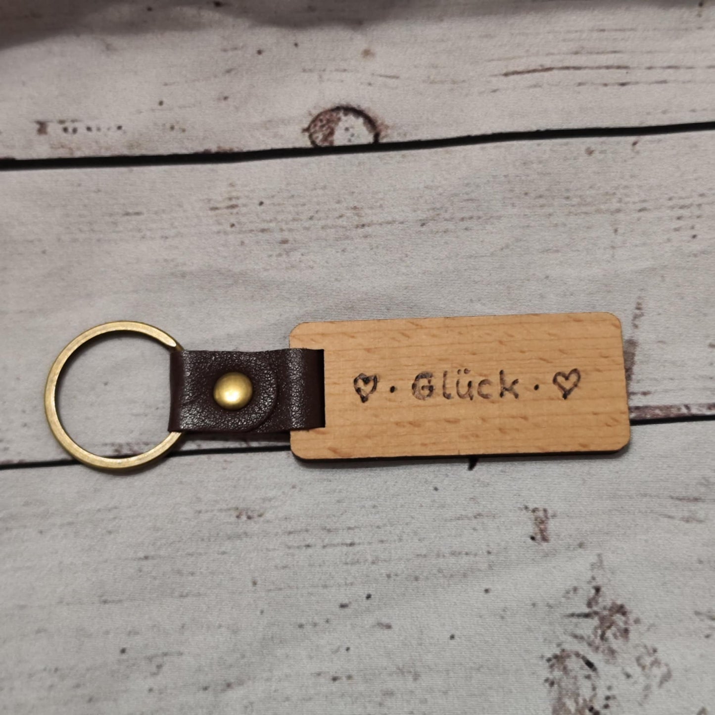 Schlüsselanhänger aus Holz mit Brandmalerei – personalisierbar