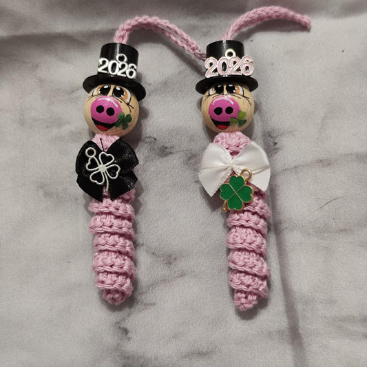 Längliches Glücksschweinchen mit Zylinder – gehäkelter Silvester Glücksbringer