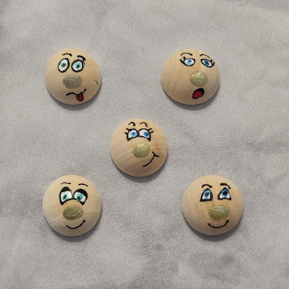 🌟 5er-Set halbe Holzköpfchen mit goldener Nase – reduziert, charmant & handbemalt