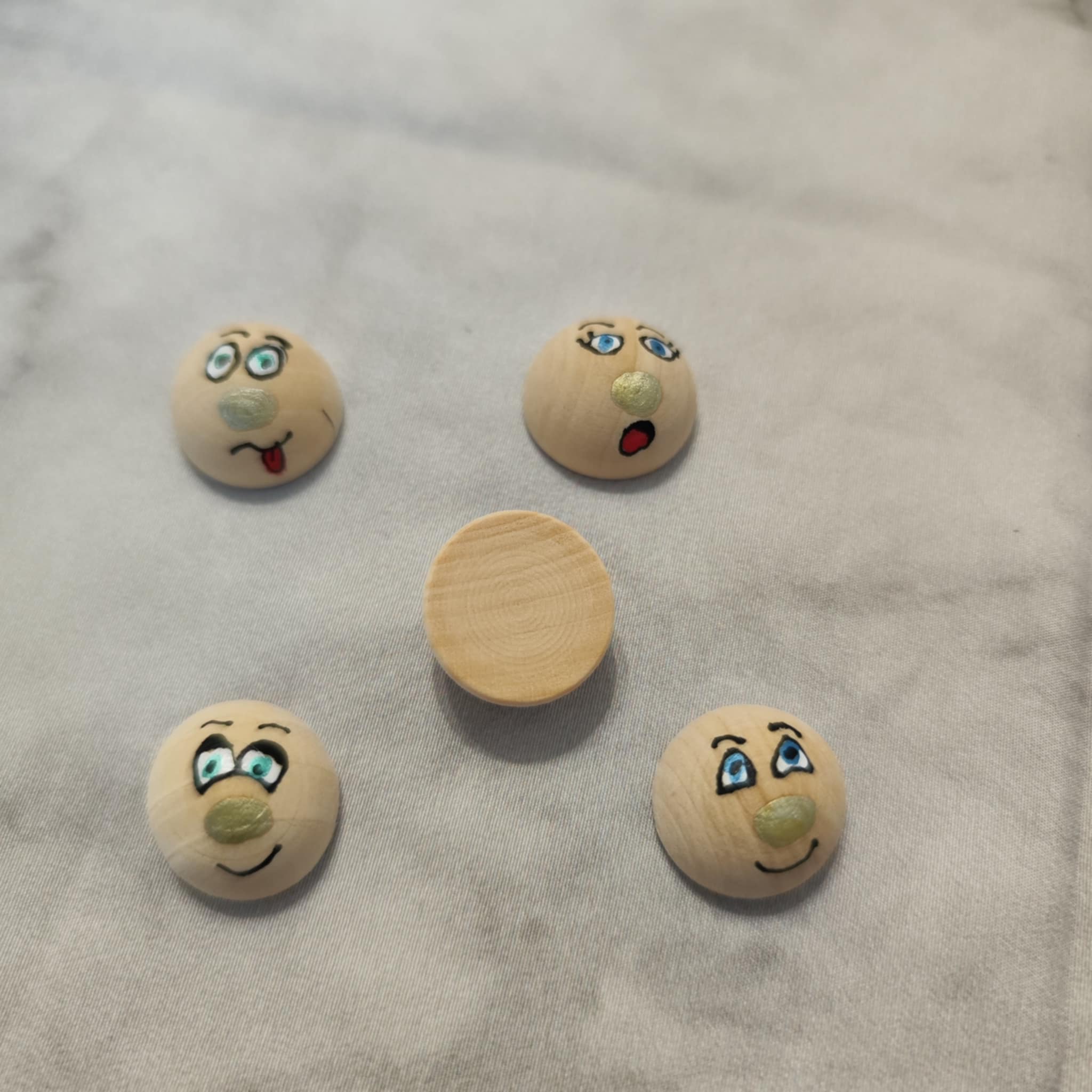 🌟 5er-Set halbe Holzköpfchen mit goldener Nase – reduziert, charmant & handbemalt