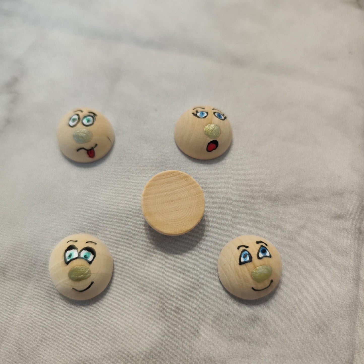 🌟 5er-Set halbe Holzköpfchen mit goldener Nase – reduziert, charmant & handbemalt