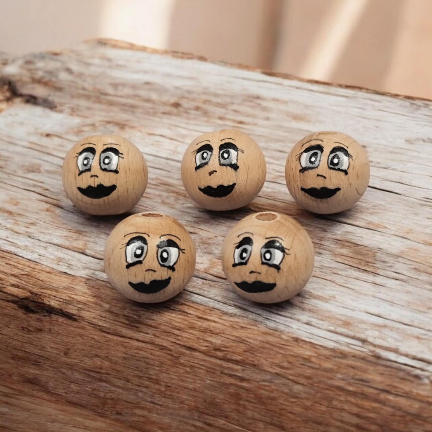 Gothic Girl Köpfchen aus Buchenholz – handbemalt im Dark-Style