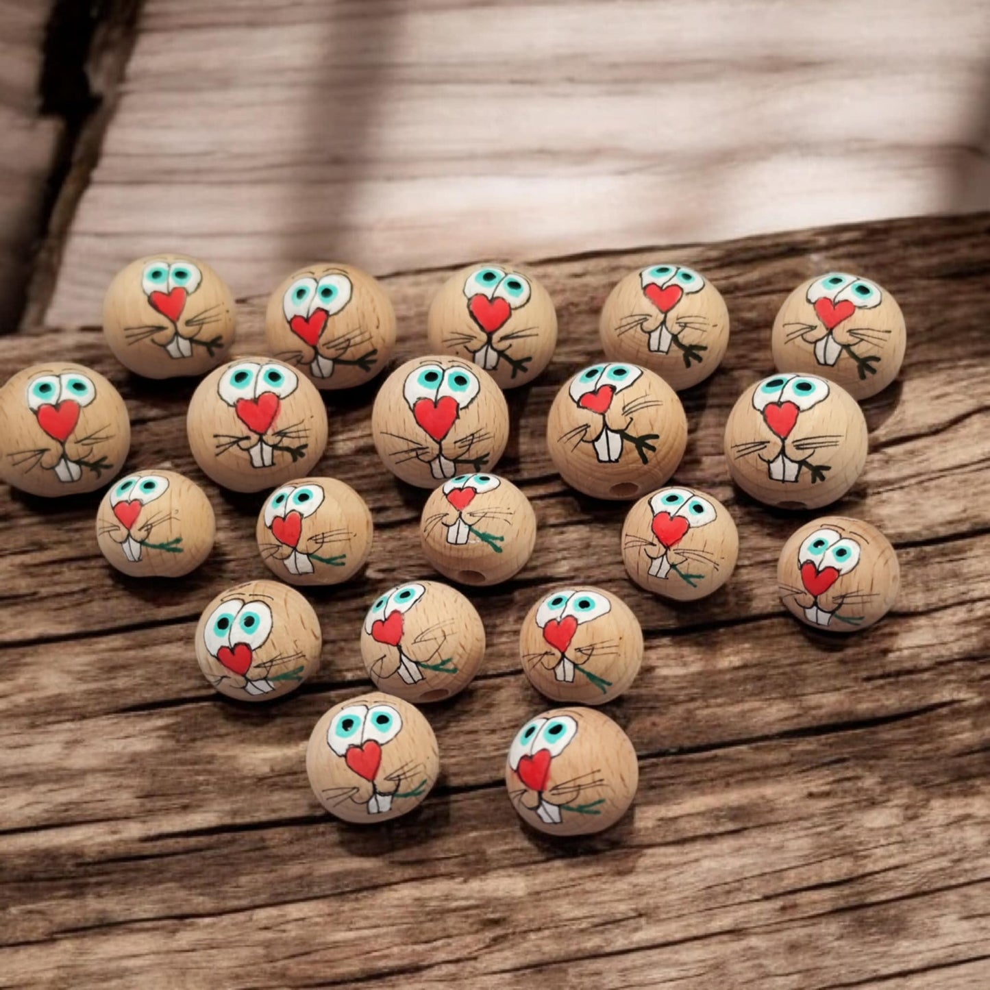 Hasen-Köpfchen aus Buchenholz – handbemalt mit Herznase & Grashalm
