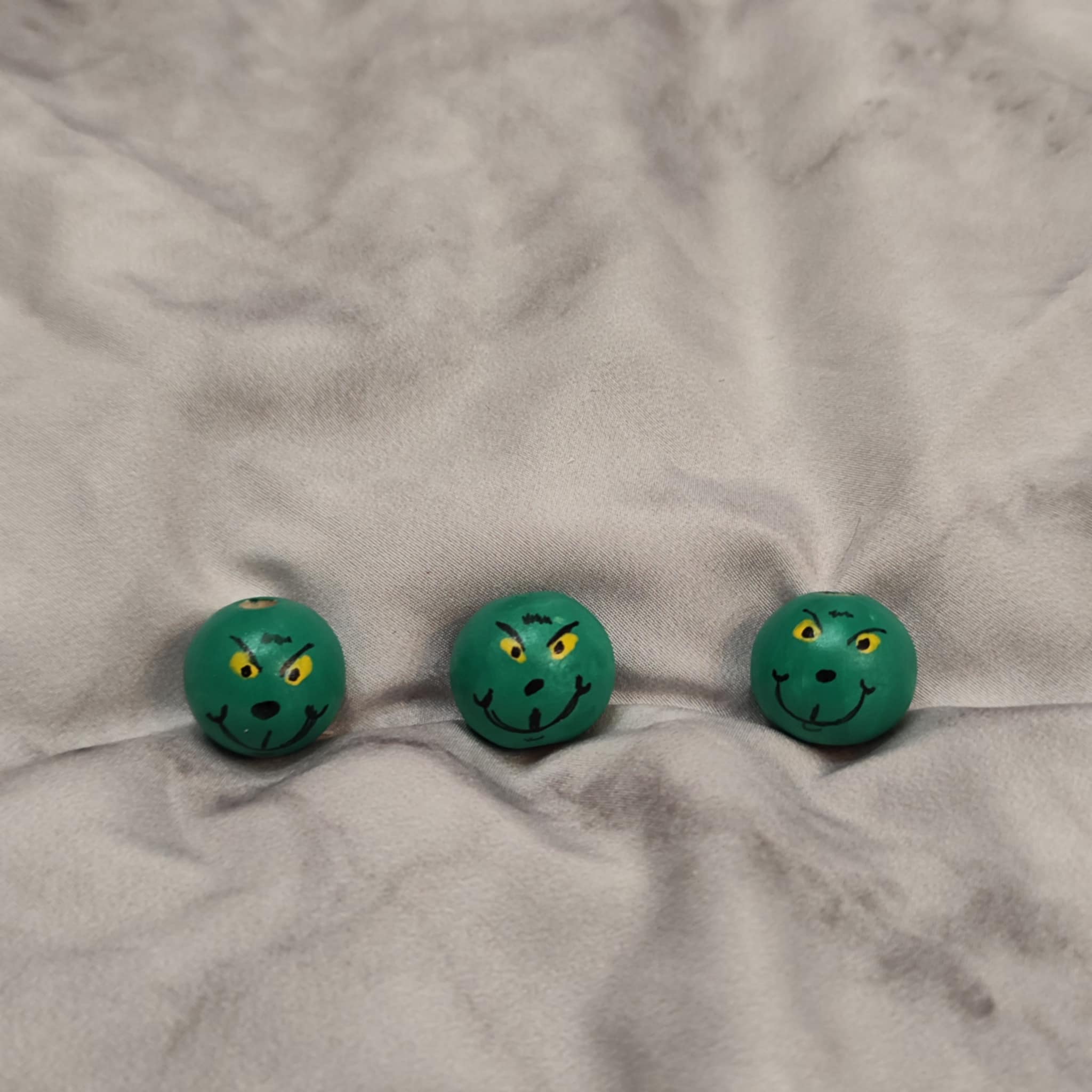 💚 3er-Set „Grinch“-Holzköpfchen – frech, grün & mit Grinsemiene