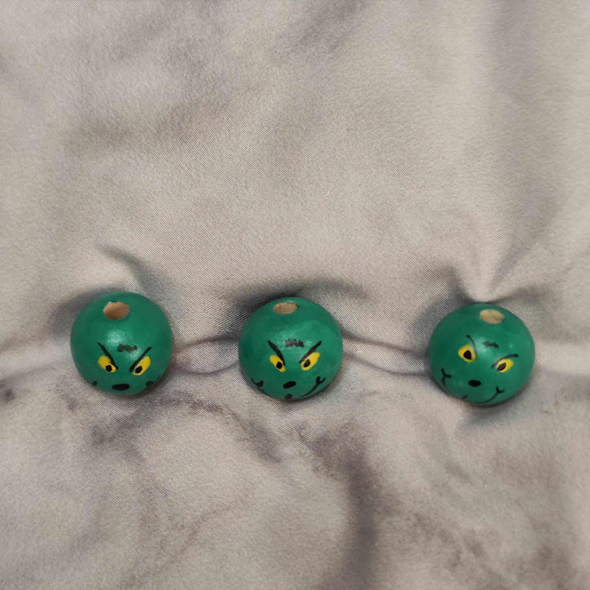 💚 3er-Set „Grinch“-Holzköpfchen – frech, grün & mit Grinsemiene