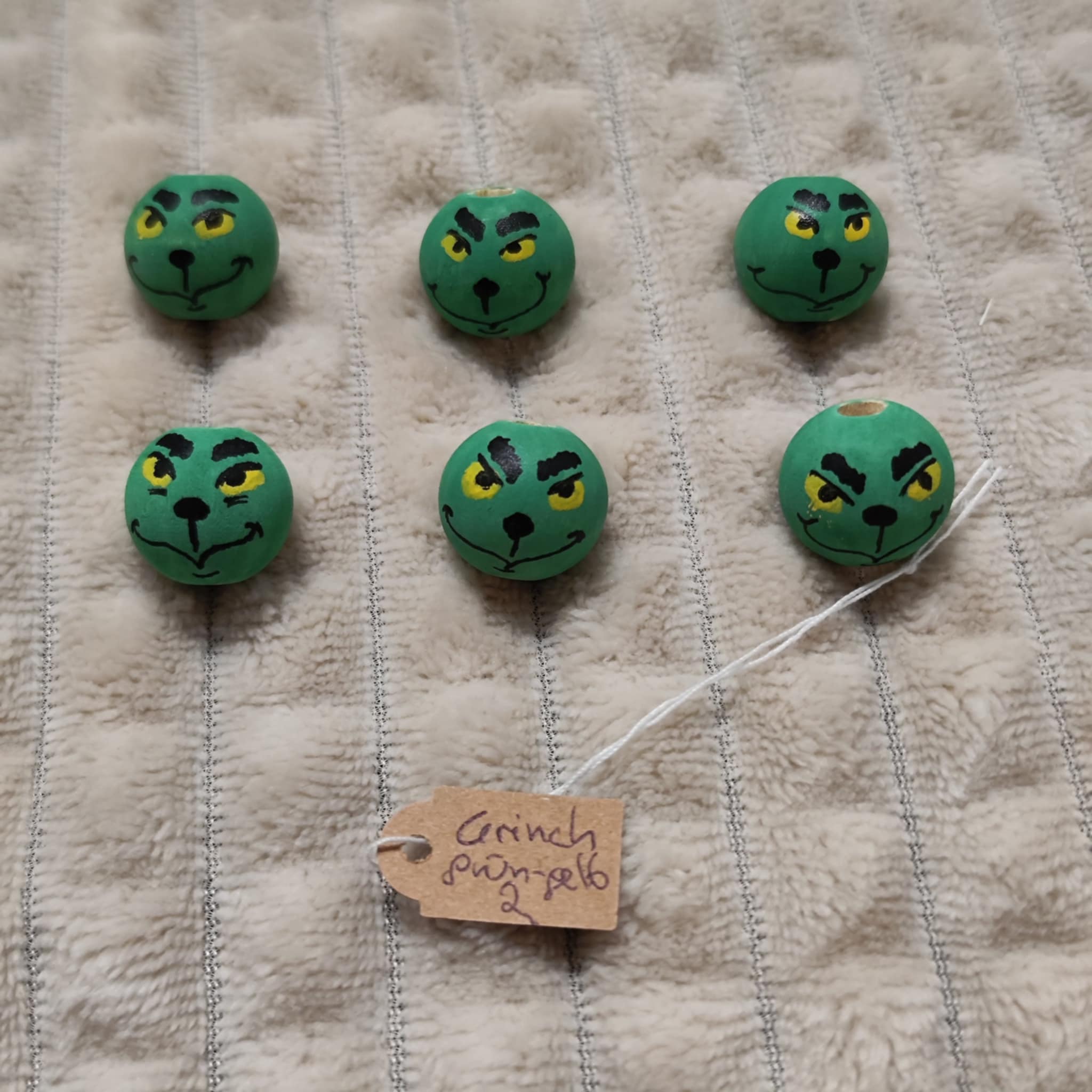 Grinch-Köpfchen 6er-Set – handbemalte Holzköpfe mit gelben Augen, 2 cm