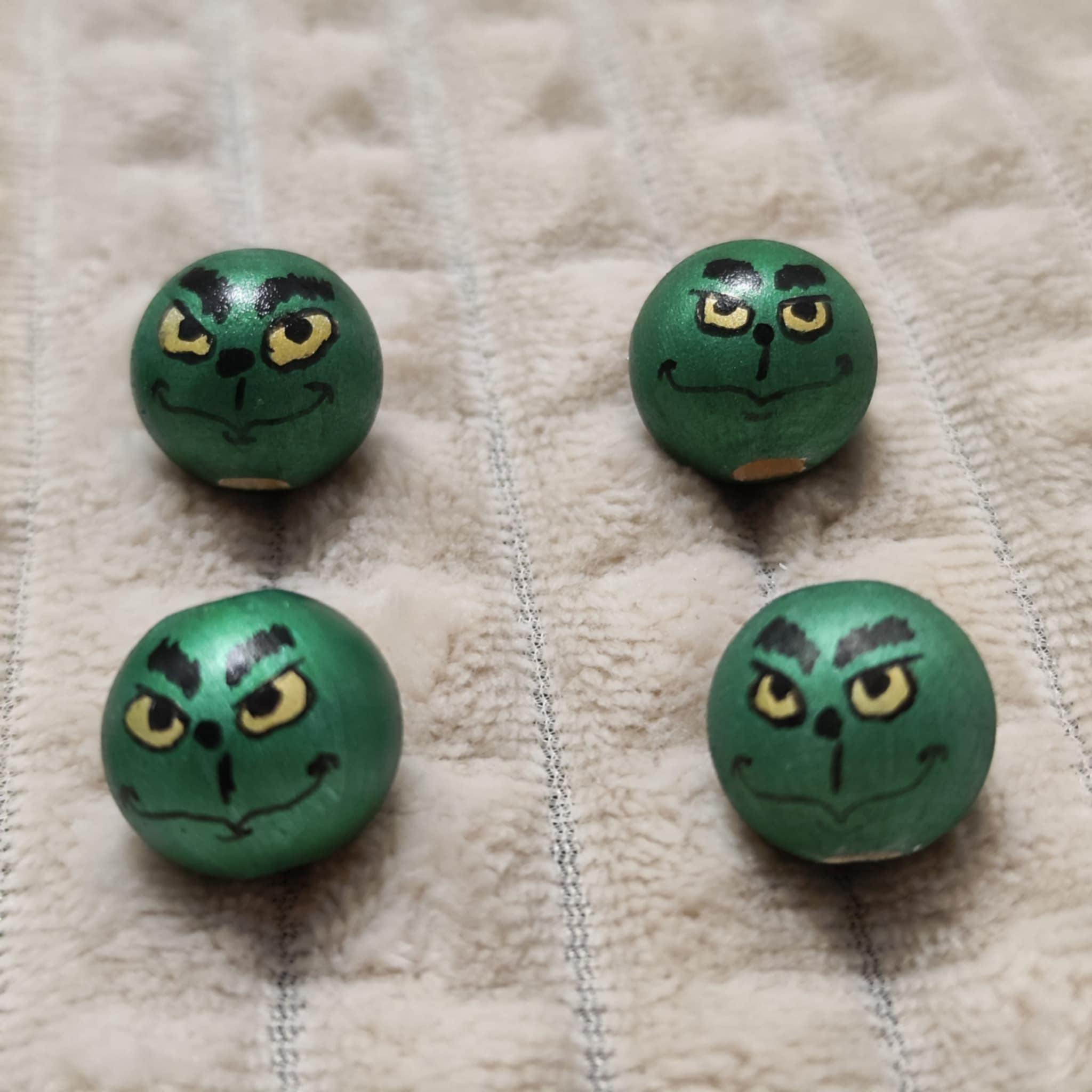 Grinch-Köpfchen 6er-Set – Metallic-Grün mit goldenen Augen, handbemalt, 2 cm