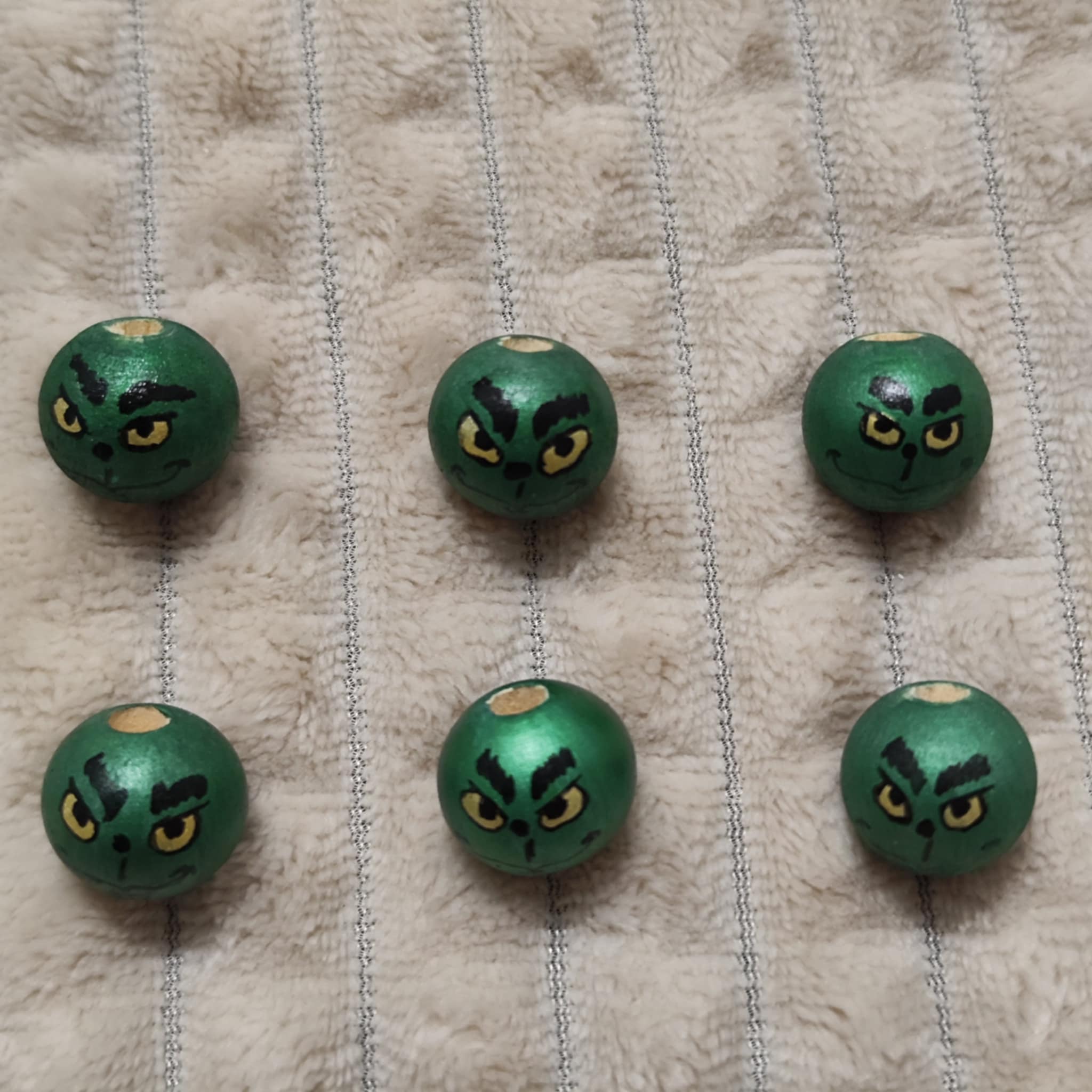 Grinch-Köpfchen 6er-Set – Metallic-Grün mit goldenen Augen, handbemalt, 2 cm