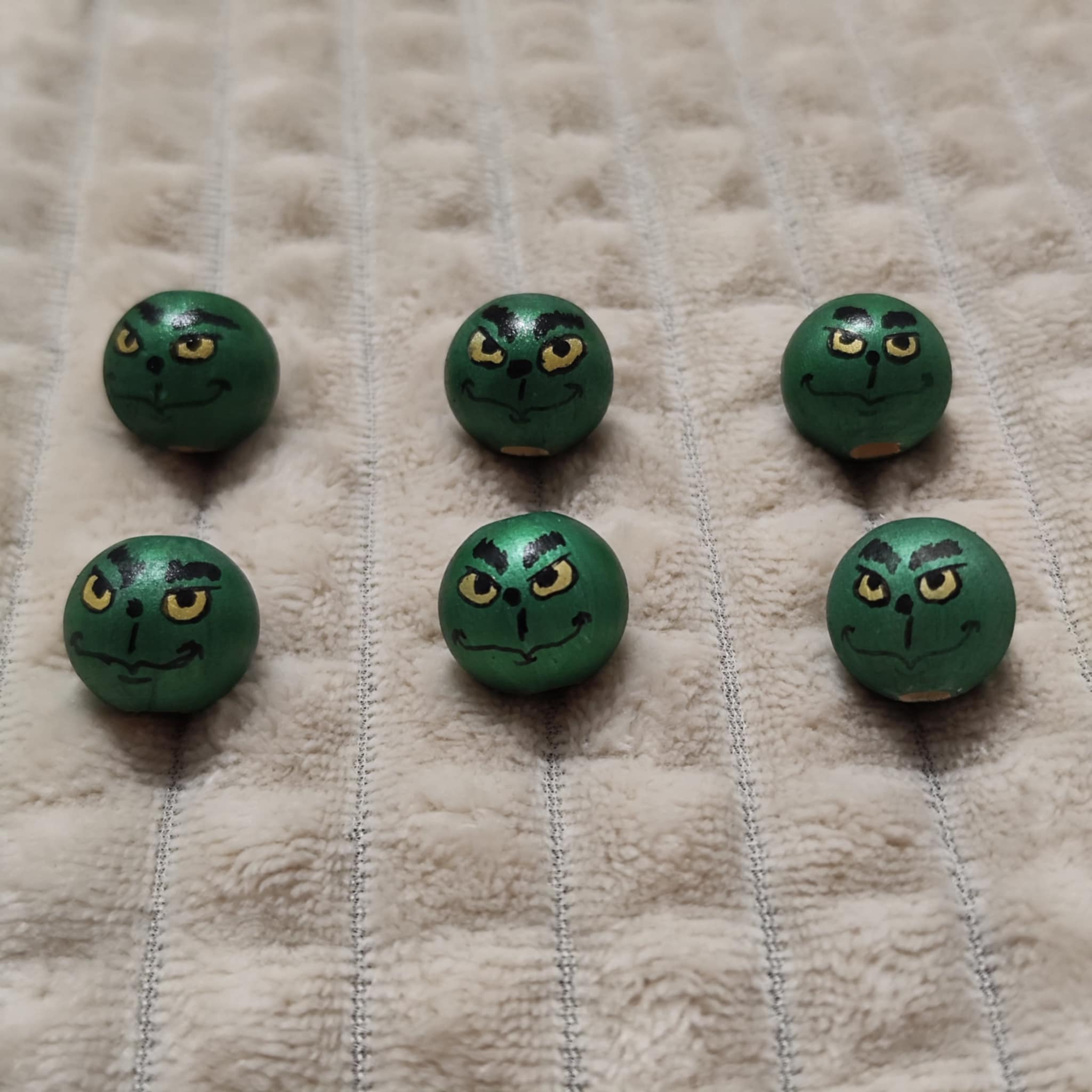 Grinch-Köpfchen 6er-Set – Metallic-Grün mit goldenen Augen, handbemalt, 2 cm