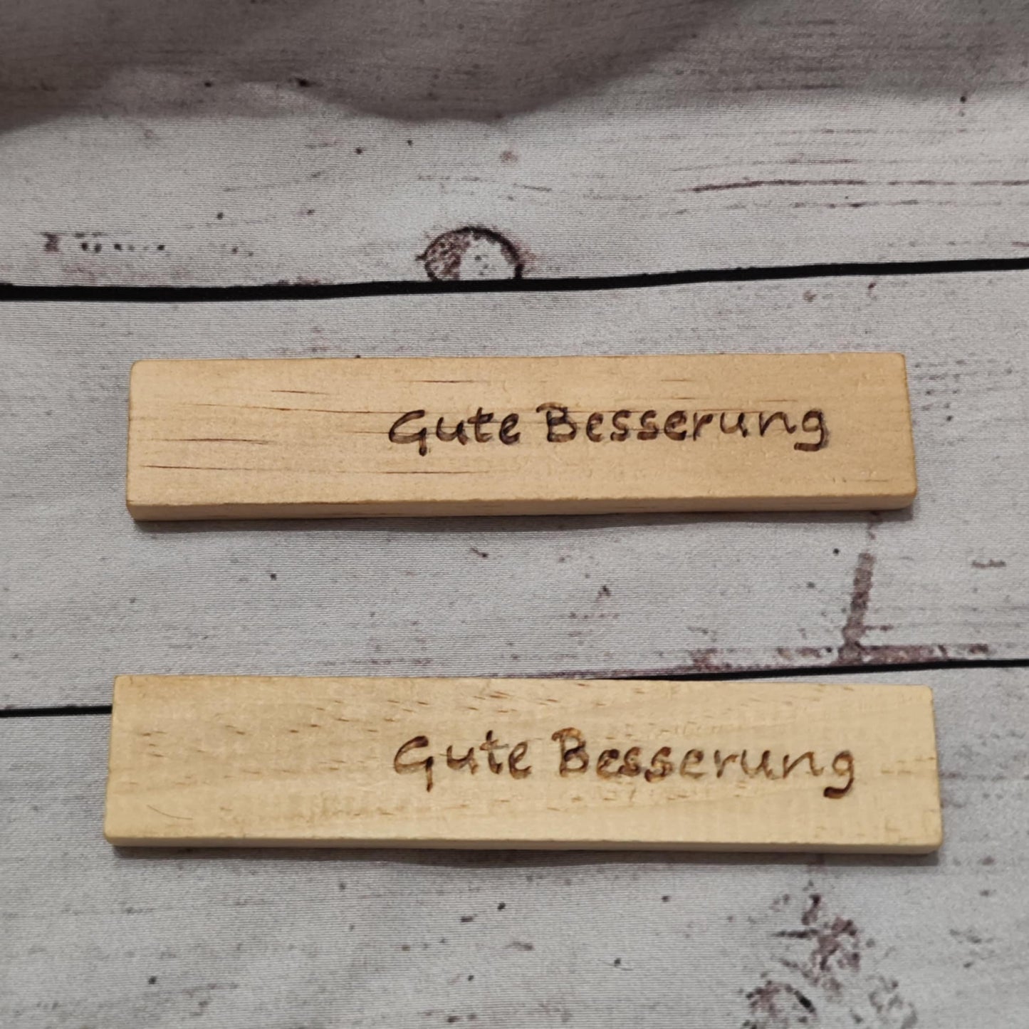 Holzklötzchen mit Brandmalerei – Deko & Geschenkanhänger