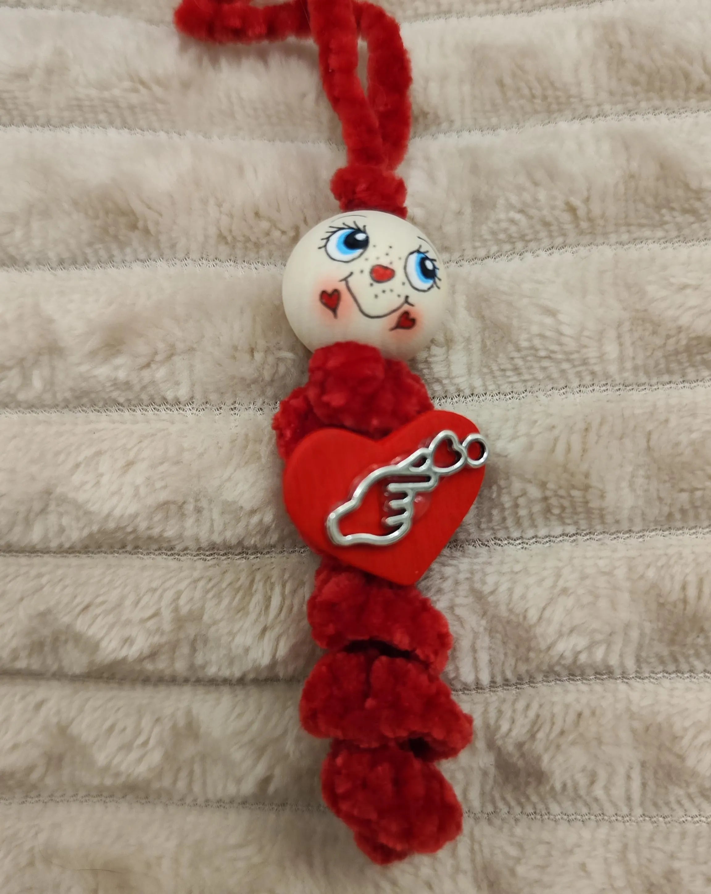 🧶 Queen of Hearts in Red – with outstretched hand &amp; heart