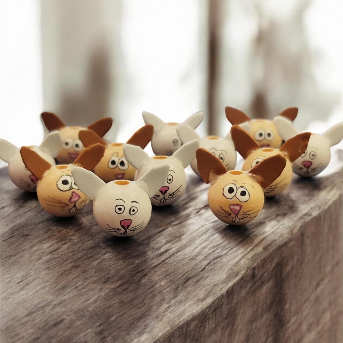 Häschen mit Ohren (2 cm oder 2,5 cm) – Handbemalte Holzperlen