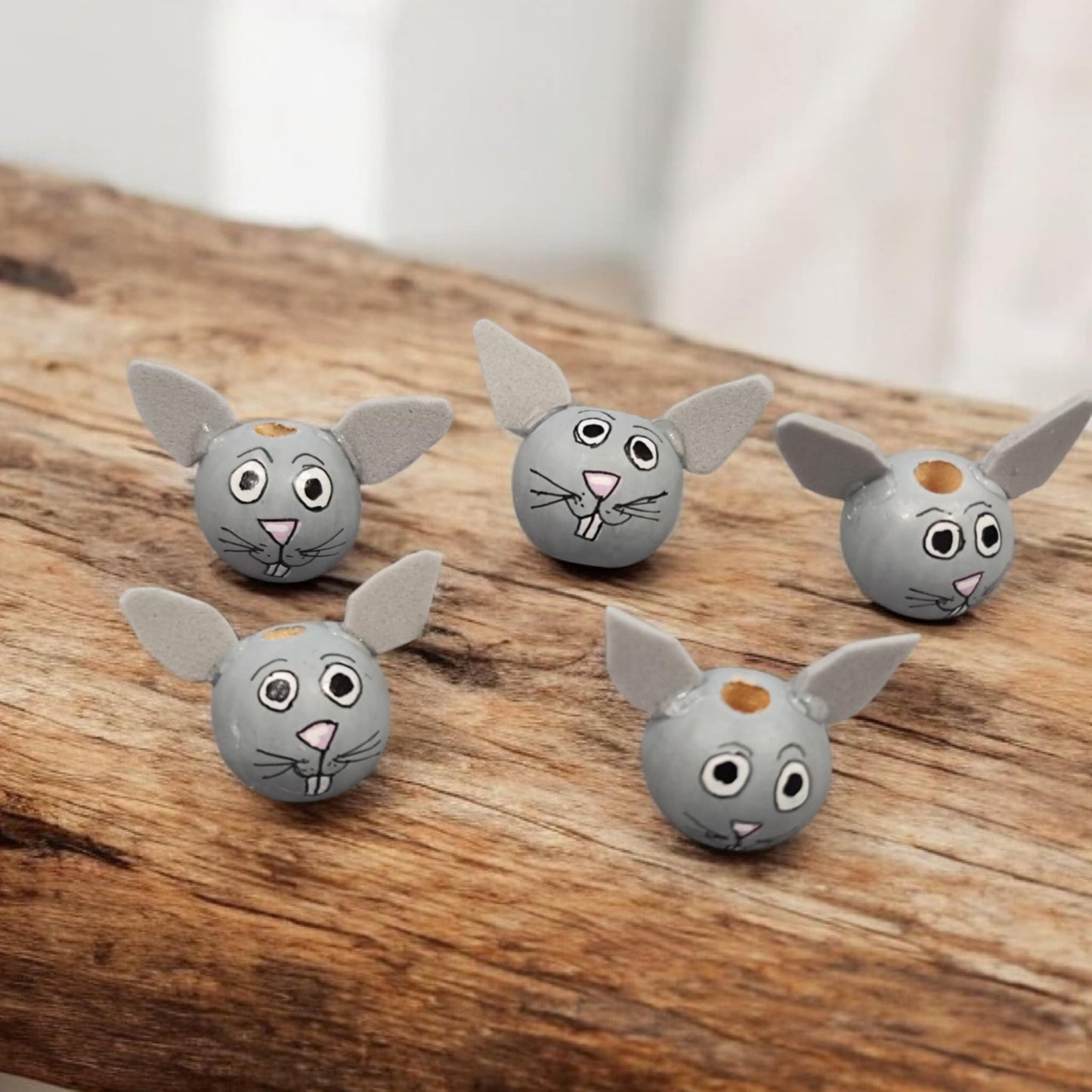 Häschen mit Ohren (2 cm oder 2,5 cm) – Handbemalte Holzperlen