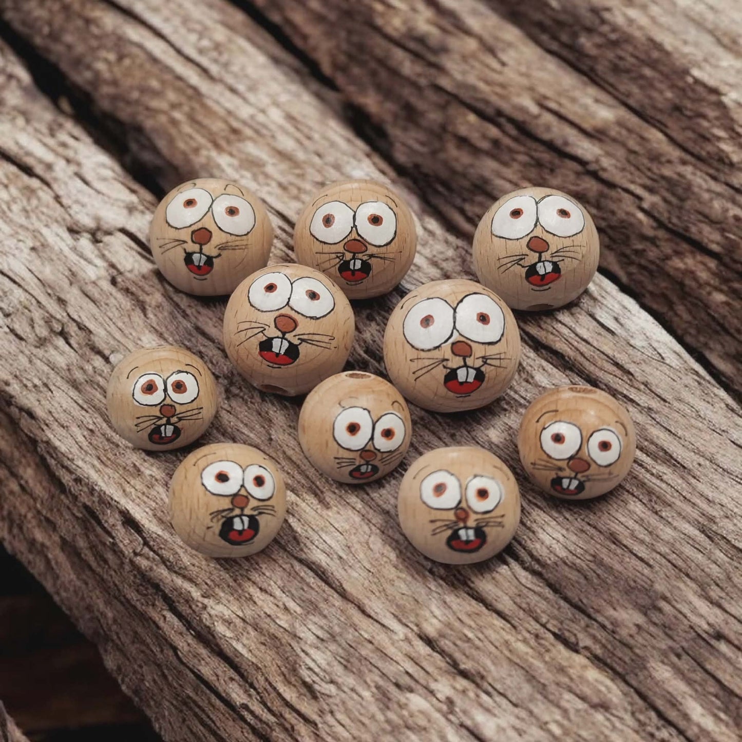 Handbemalte Häschen-Holzköpfchen (2 cm oder 2,5 cm) – Der erstaunte Hase auf Buchenholz