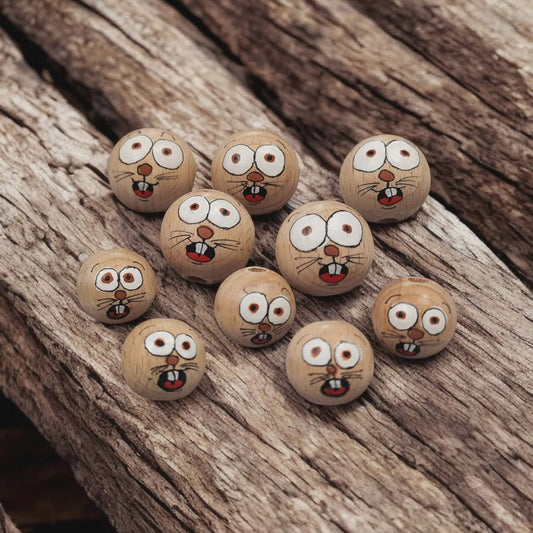 Handbemalte Häschen-Holzköpfchen (2 cm oder 2,5 cm) – Der erstaunte Hase auf Buchenholz