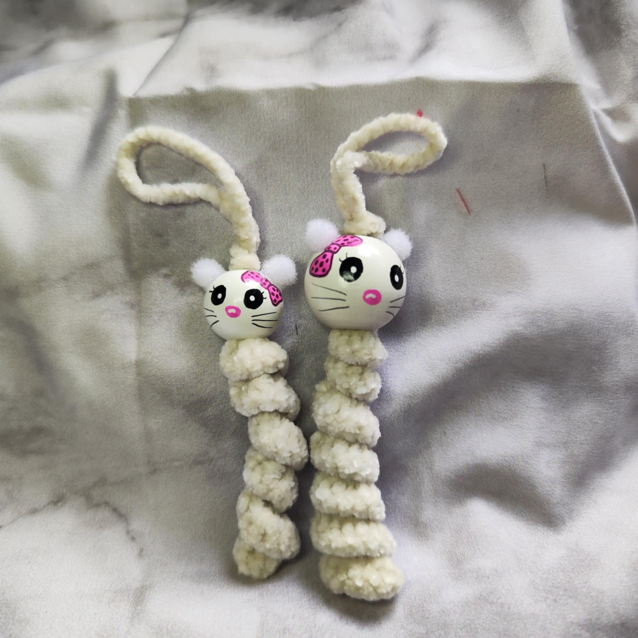 Katzenmädchen – handgehäkelte Figur mit Schleife & Charme