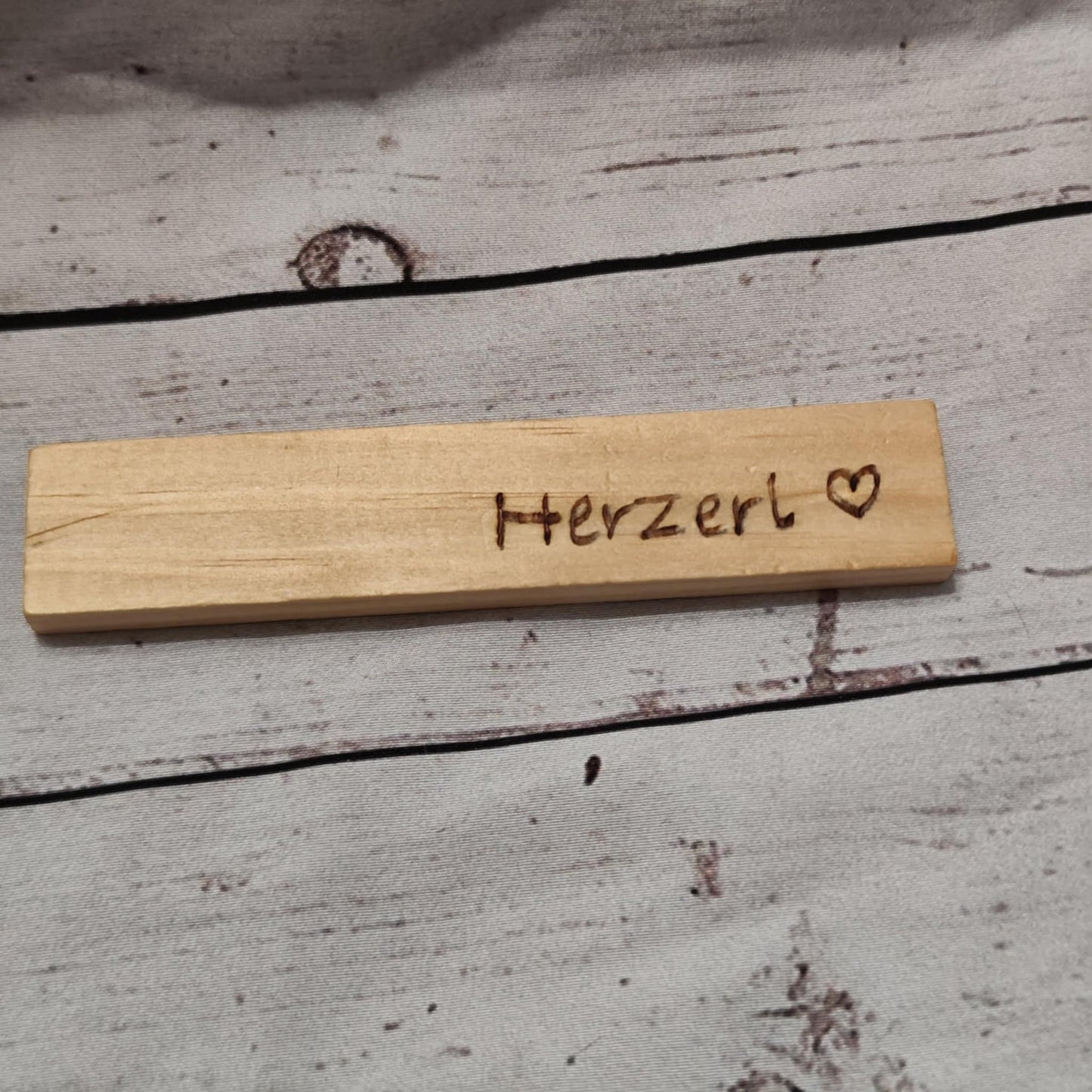 Holzklötzchen mit Brandmalerei – Deko & Geschenkanhänger