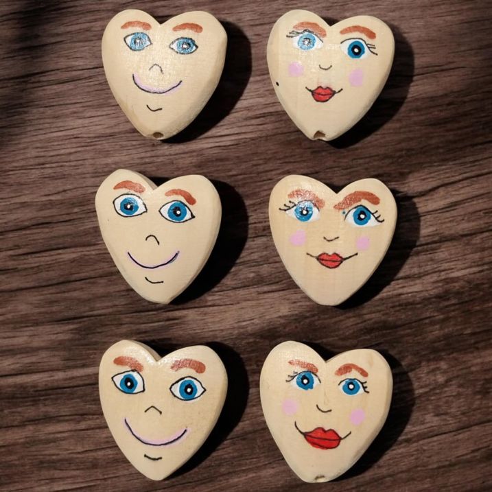 Neuheit! Herz-Gesicht (2 cm oder 2,5 cm) – Handbemalte Holzperlen in Herzform Rarität