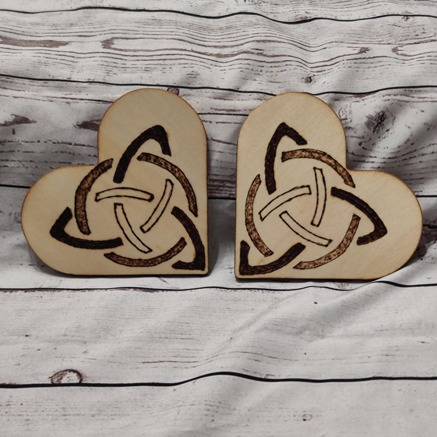 2er Set - Herzförmiger Holz-Untersetzer mit Brandmalerei (11,5x10 cm)