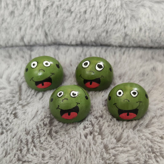 Heuschrecke – Handbemalte Holzköpfchen | Grüne Charakterköpfe mit frecher Zunge